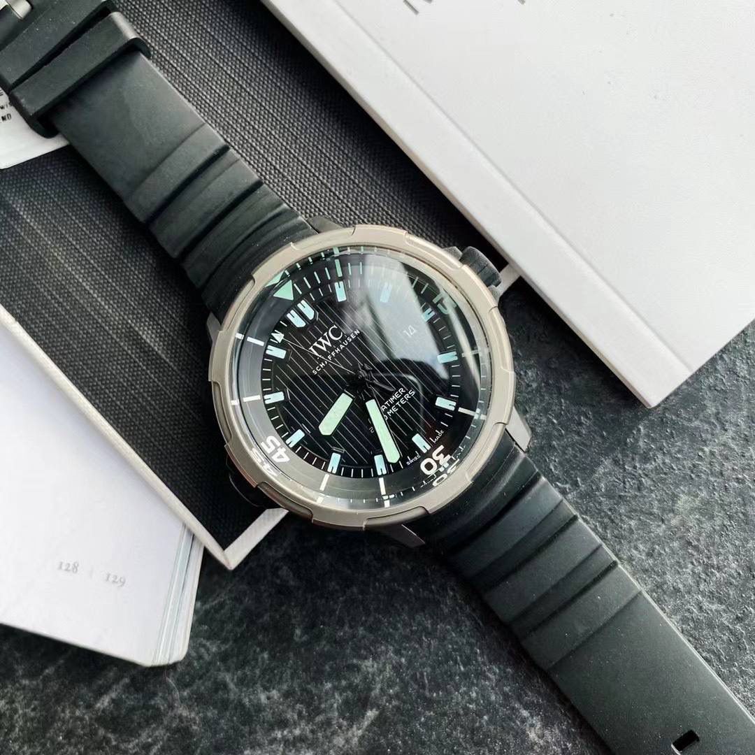 最新款上即将来袭，海洋王者不止水鬼，深海之星万国海洋时计2000自动腕表——只为男人制表！ 专为潜水员及潜水爱好者打造顶级潜水仪器，即使是对于极端的水下作业也不在话下，表壳直径46mm，以钛金属打造。腕表采用一枚造型精美的穹形蓝宝石水晶玻璃表镜，富有机械感的齿轮形表冠，黑色橡胶表带！机芯采用亚洲超级稳定的Aisa2824全自动机芯，3点简洁的日历窗口，表底深海潜水员的经典潜水头盔，一款适合生活悠闲及夏天潜水游泳的最佳选择🔥