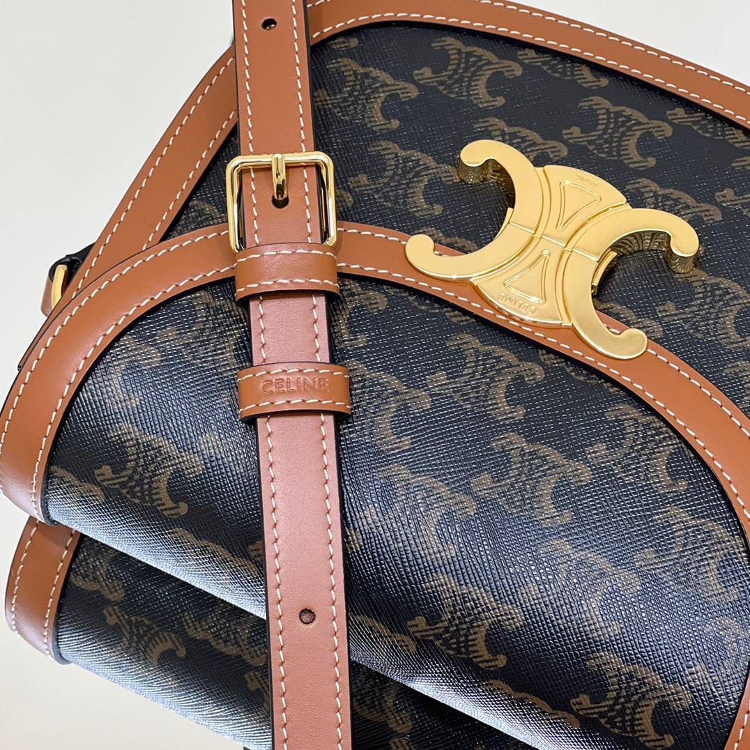 🔥大货实拍图 𝗖𝗘𝗟𝗜𝗡𝗘 ♥ 𝗧𝗘𝗘𝗡 𝗕𝗘𝗦𝗔𝗖𝗘肩带马鞍 型号：110962 尺寸：18.5*16*6cm 𝑪𝒆𝒍𝒊𝒏𝒆老花颜值一直在线，年轻耐看不显老气，虽然是老生常谈的配色，但𝑻𝒆𝒆𝒏 𝑩𝒆𝒔𝒂𝒄𝒆马鞍包这个包型搭配老花配色真的有被惊艳到，本身圆圆包型弧度设计就更活泼可爱，棕色系更加学院风的感觉，超级适合搭配西装 风衣 大衣 或者夏天搭配长裙！