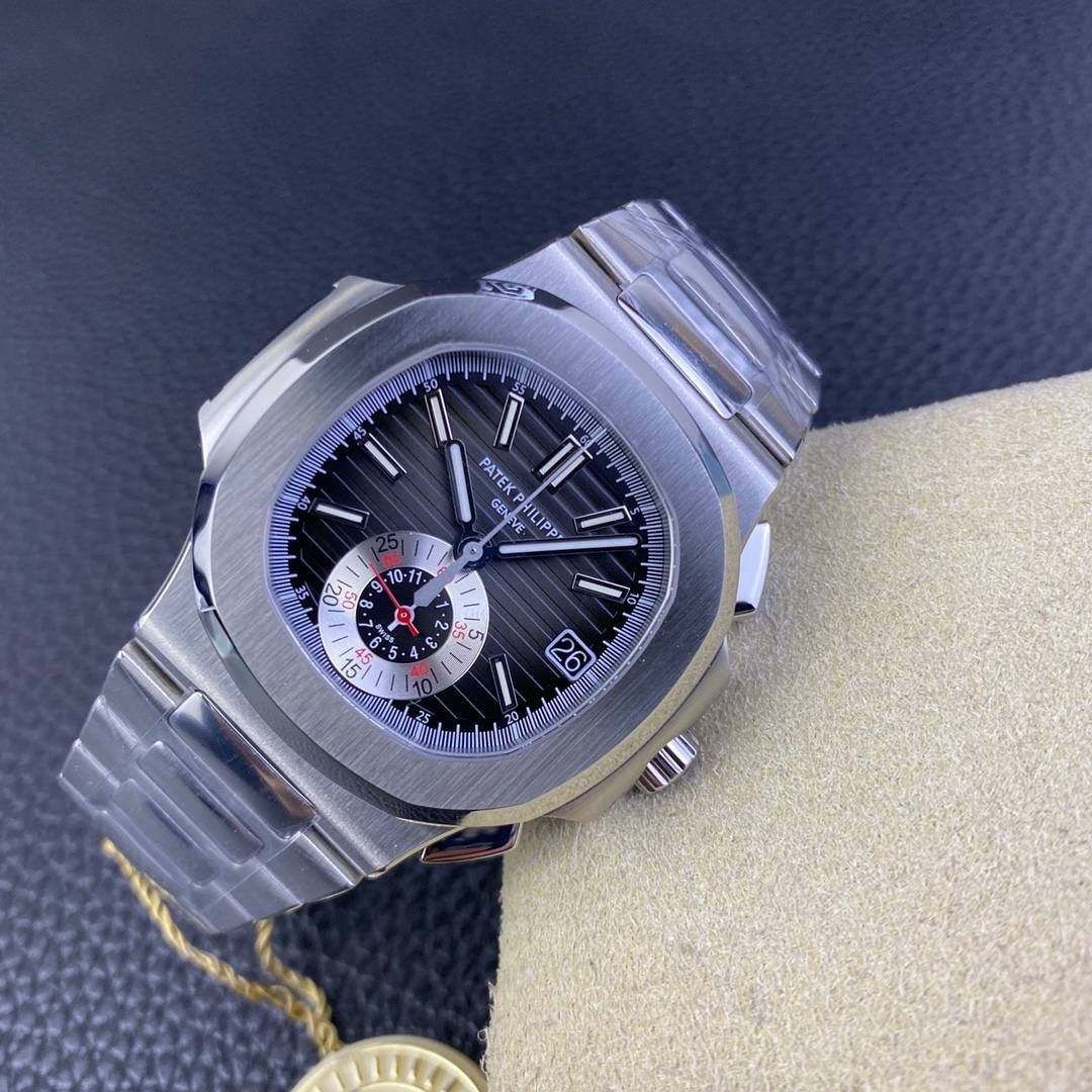 百达翡丽5980系列！ 表径40.5MM最佳舒适佩戴尺寸，标识性的鹦鹉螺精钢表壳打磨精致，正面拉丝处理。 华丽的表盘，灵感来自第一只百达翡丽Nautilus的表盘颜色。但具有更丰富的色调。位于6点钟位置的单计数器计时码表实际上就像在手表内部装有另一只手表。读取经过的时间再简单不过了，因为小时和分钟是在一个12小时的寄存器中计算的。3点位置的日期孔完善了表盘的设计。 PPF自研百达翡丽计时机芯CH 28-520，由327个特别完成的零件，35个珠宝和13个桥组成。机芯在完全缠绕时以28,800vph的频率跳动时可提供超长的动力储备，机械美感通过蓝宝石背透后盖一览无遗。 表带手链结构完美坚固，具有缎面磨砂和镜面抛光交替效果。纯粹的视觉享受，佩戴起来极为舒适，配备了Nautilus折叠式双折叠表扣，并配有翻盖锁，以提供额外的安全性。