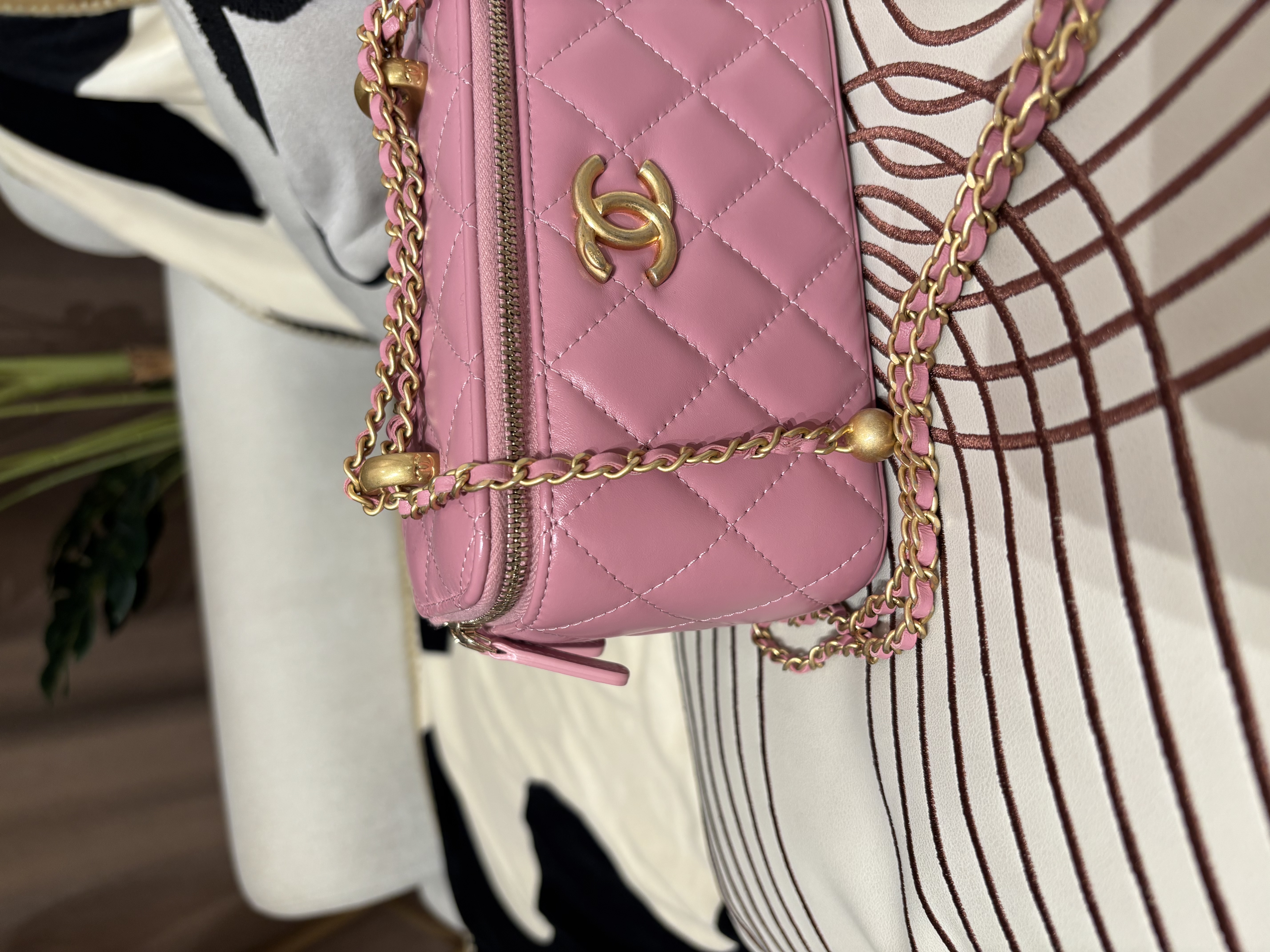 Chanel vanity with chain 小金球