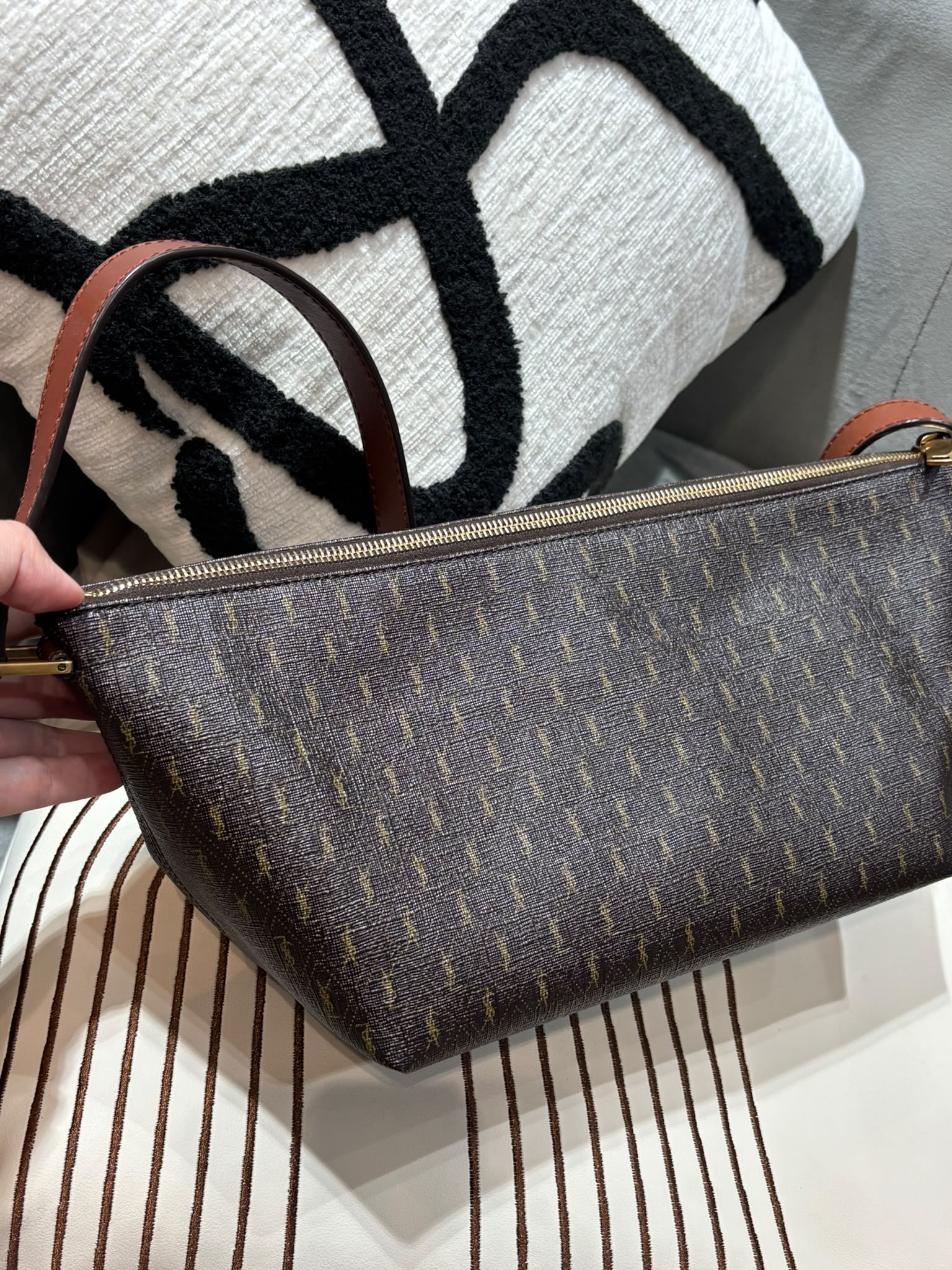 Saint Laurent monogramme ysl hobo bag  100%Authentic, 95%new