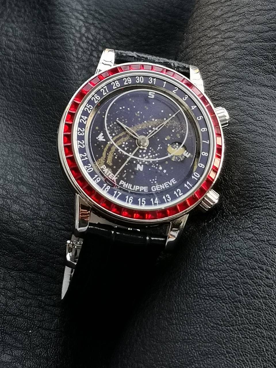 百达翡丽PP-6104G 日内瓦苍穹系列 市场顶级复刻神作震撼来袭！ 搭载原装进口miyota全自动机械机芯改制Cla.240机芯，搭配原装珍珠18K金自动锤，走时精准稳定，性能媲美正品；表圈镶嵌45颗璀璨宝石，表扣点缀28颗珍稀晶石，光影流转间尽显奢华质感；微拱形防眩目处理表镜，折射效果立体通透，让表盘细节清晰可见，质感再升一级💯💯