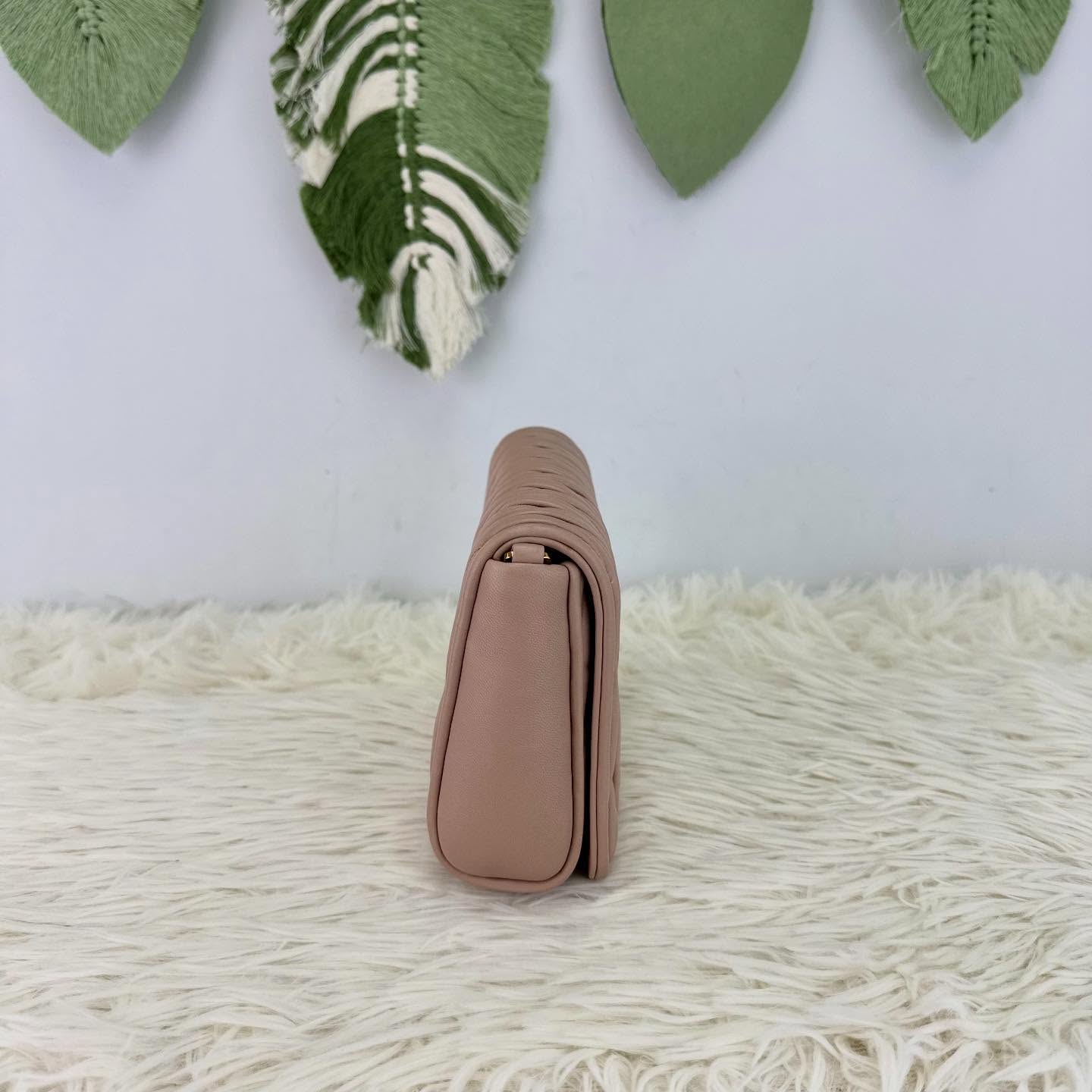 MIU MIU🤍PRE OWNED Matelassé Flap 裸粉色皺摺斜肩包🩷