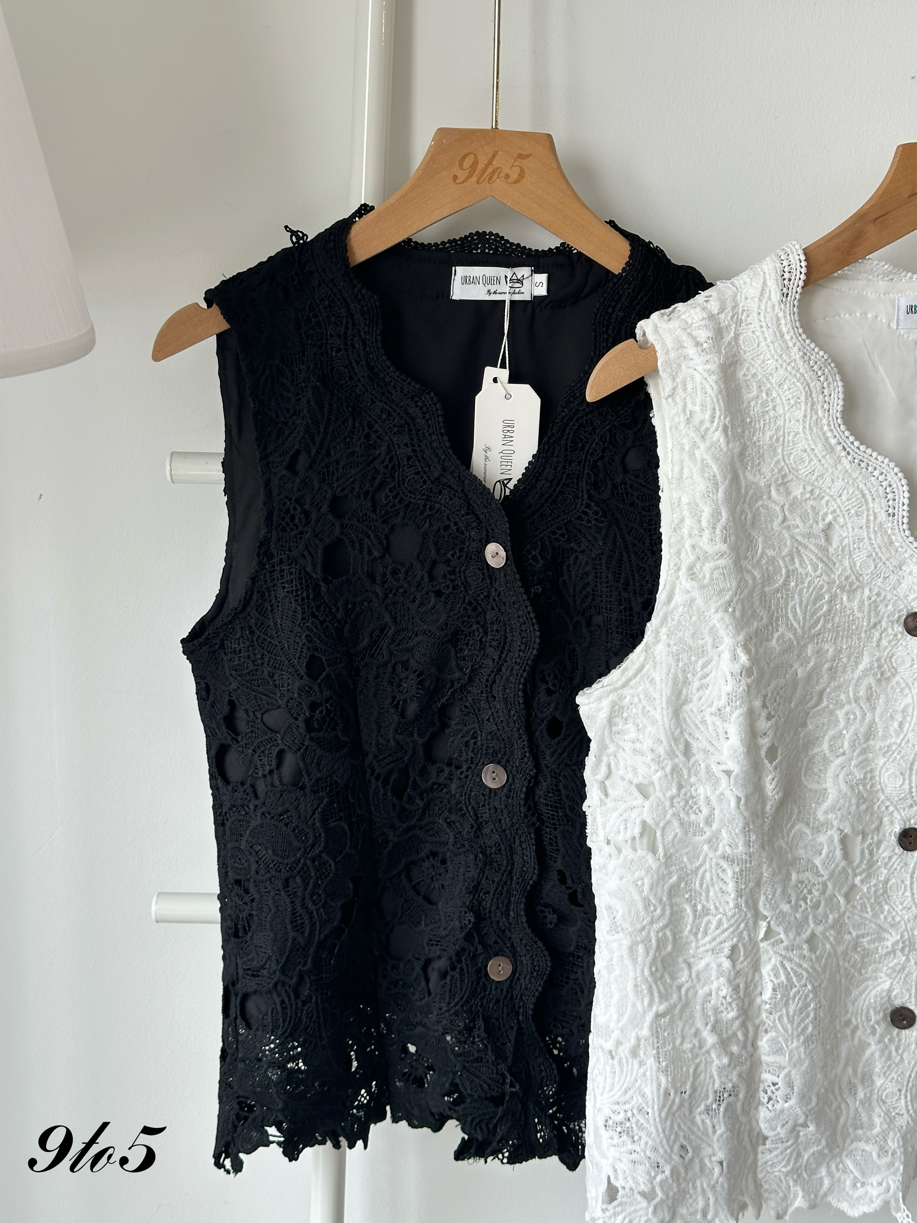 T4216 Sleeveless Floral Top - Black & White