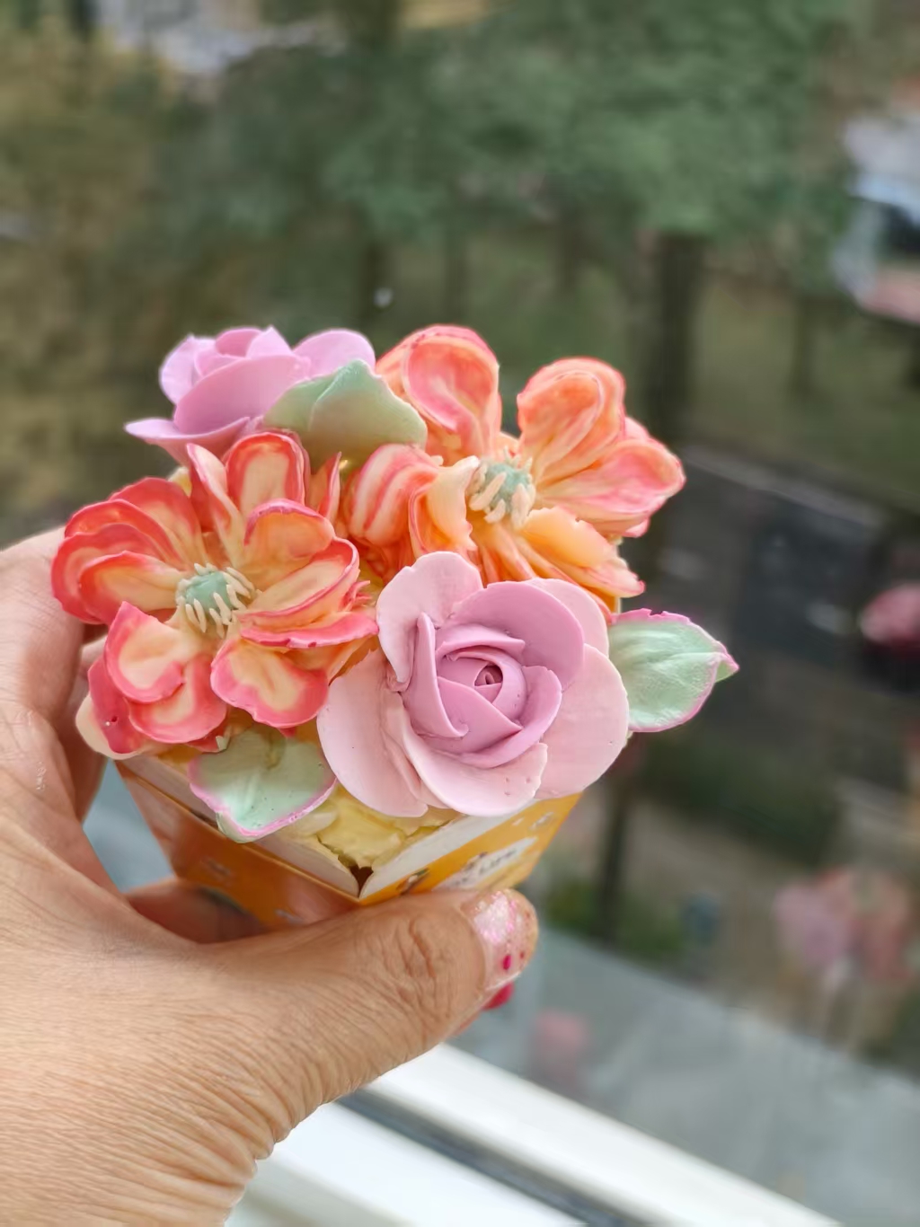 A裱花杯子蛋糕花束