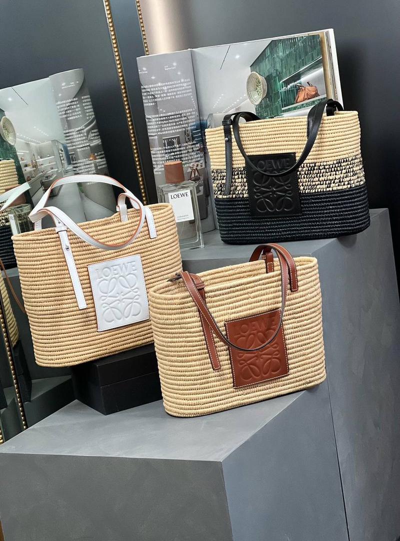 𝗟𝗼𝗲𝘄𝗲 𝗕𝗮𝘀𝗸𝗲𝘁手袋 面料：进口棕榈纤维/牛皮 编码：182006 颜色：渐变黑/白 尺寸：28*20*10cm （下单须知：‼️由于天然纤维材料特别，带毛刺，日照时间长短不同，颜色会略有变化，纯手工制作，每个包的尺寸也会所不同‼️） 这款菜篮子做工比之前愈加细腻，背上不会显得笨拙,反而衬得小巧精致、时尚清新,草编与小牛皮的搭配,更显随性自然。 🏷️小Tips：防尘袋可放内里做内胆收纳包使用哦