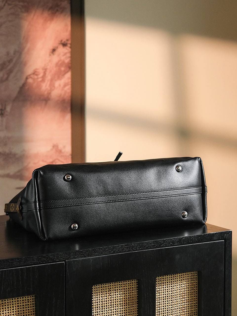 𝐂𝐀𝐑𝐑𝐘𝐀𝐋𝐋 𝐃𝐀𝐑𝐊中号👜✨ ↘爆款𝐶𝑎𝑟𝑟𝑦𝑎𝑙𝑙 𝐷𝑎𝑟𝑘黑武士，强烈推荐闭眼入！ 羊皮面料搭配着老花肩带点缀，简直又是新宠大爆款， 慵懒随性感轻松拿捏🤏🏻 上市后一直处于一个断货王的存在！ 五金材质：电镀纯钢五金 皮料材质：法国进口小羊皮 尺寸详情：𝟑𝟗*𝟑𝟎*𝟏𝟓cm