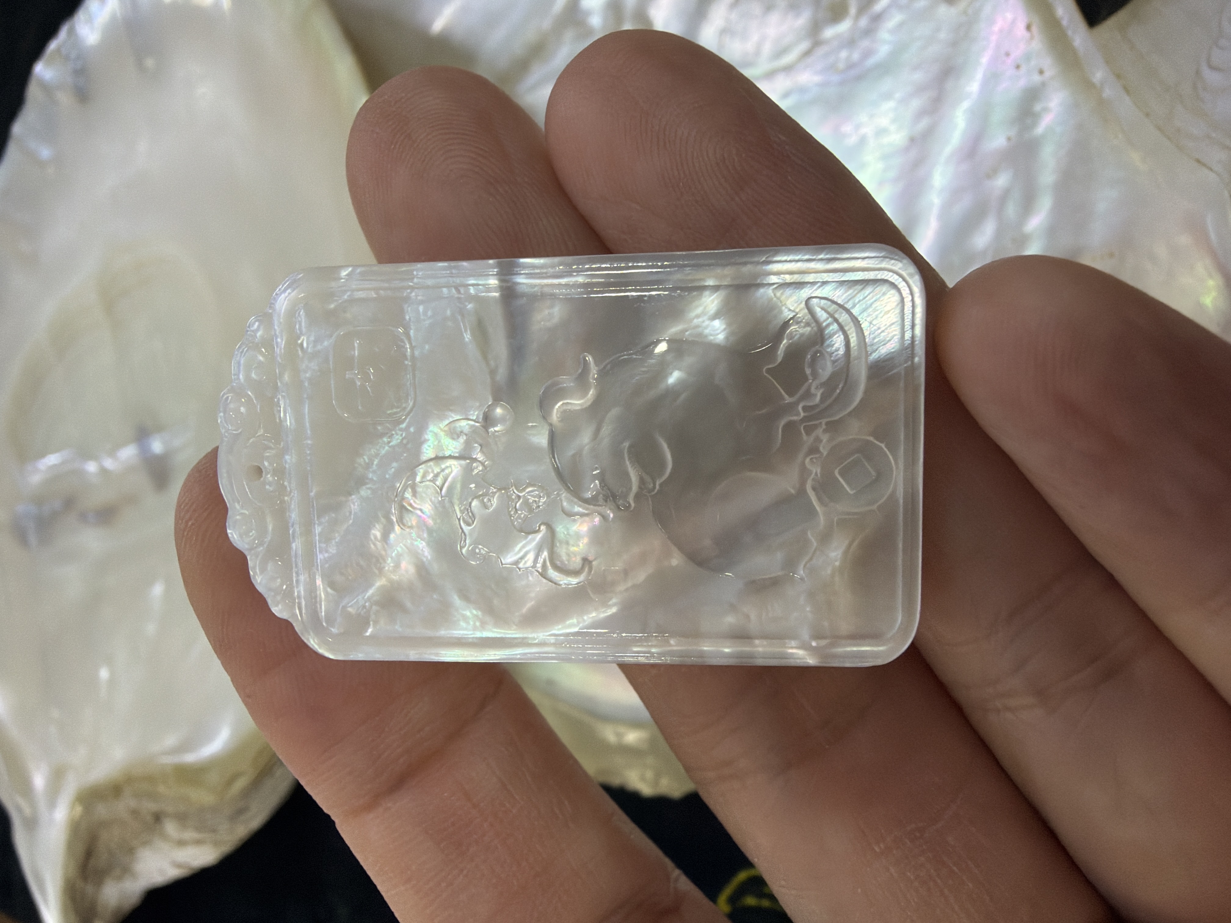 農曆新年巨獻（30%off) 印尼純天然白貝母精雕 #19 屬豬守護 阿彌陀佛4*2.3cm（會加持配頸繩）