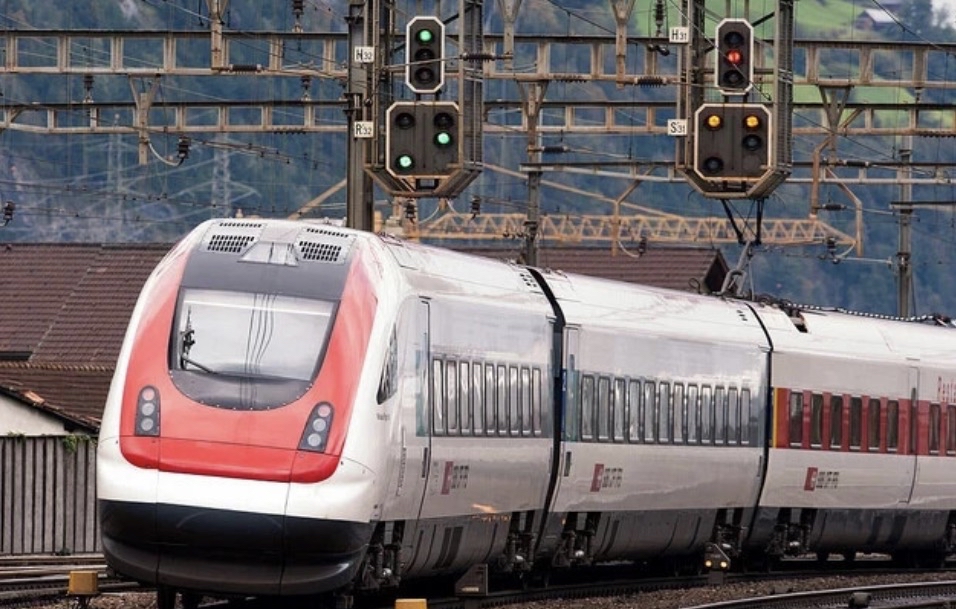 Roco ICN “阿爾伯特愛因斯坦” RABDe 型 5 節電動動車組，附 SBB 數位音效，HO 比例，全新