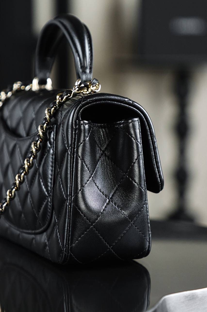 CF Mini手提包鑒定版 👜 一包一碼 支持全球鑒定查驗身份證原廠專G GR原廠皮料過關清單資料可査詢 經典的翻蓋加上獨特的提手，既保留了CF經典韻味，又增添了一份俏皮！ 而且單肩、斜挎、手提三種背法隨意切換，它都能輕鬆成為焦點！ 五金：全銅淺金扣 皮料：GR原廠小羊皮 尺寸：12*20*6cm