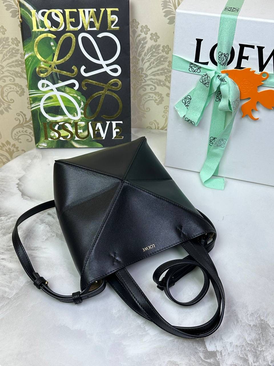 *𝐏𝐮𝐳𝐳𝐥𝐞 𝐅𝐨𝐥𝐝折叠手袋👜* ——全新【𝗡𝗘𝗪】升级‼️ 延续经典𝙋𝙪𝙯𝙯𝙡𝙚的标志性几何裁剪设计，新晋顶流🅰️𝙋𝙪𝙯𝙯𝙡𝙚 𝙁𝙤𝙡𝙚 𝙏𝙤𝙩𝙚以折纸包为灵感，升级成🉑完全折叠‼️的结构，立体与平面任意切换，出差旅行🧳必备单品。小牛皮材质轻且柔软，𝐌𝐢𝐧𝐢尺寸搭配一条可拆卸式肩带，手提，肩背，斜挎多样化背法✨ 尺寸：𝟏𝟔.𝟓-𝟗.𝟓-𝟐𝟎cm 款号：052322