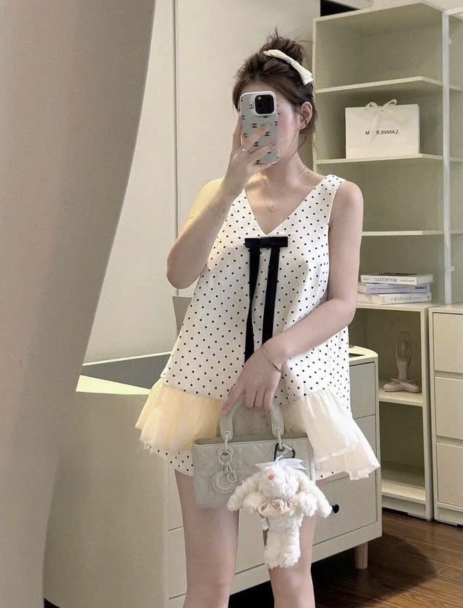 波點荷葉邊上衣和短褲套裝