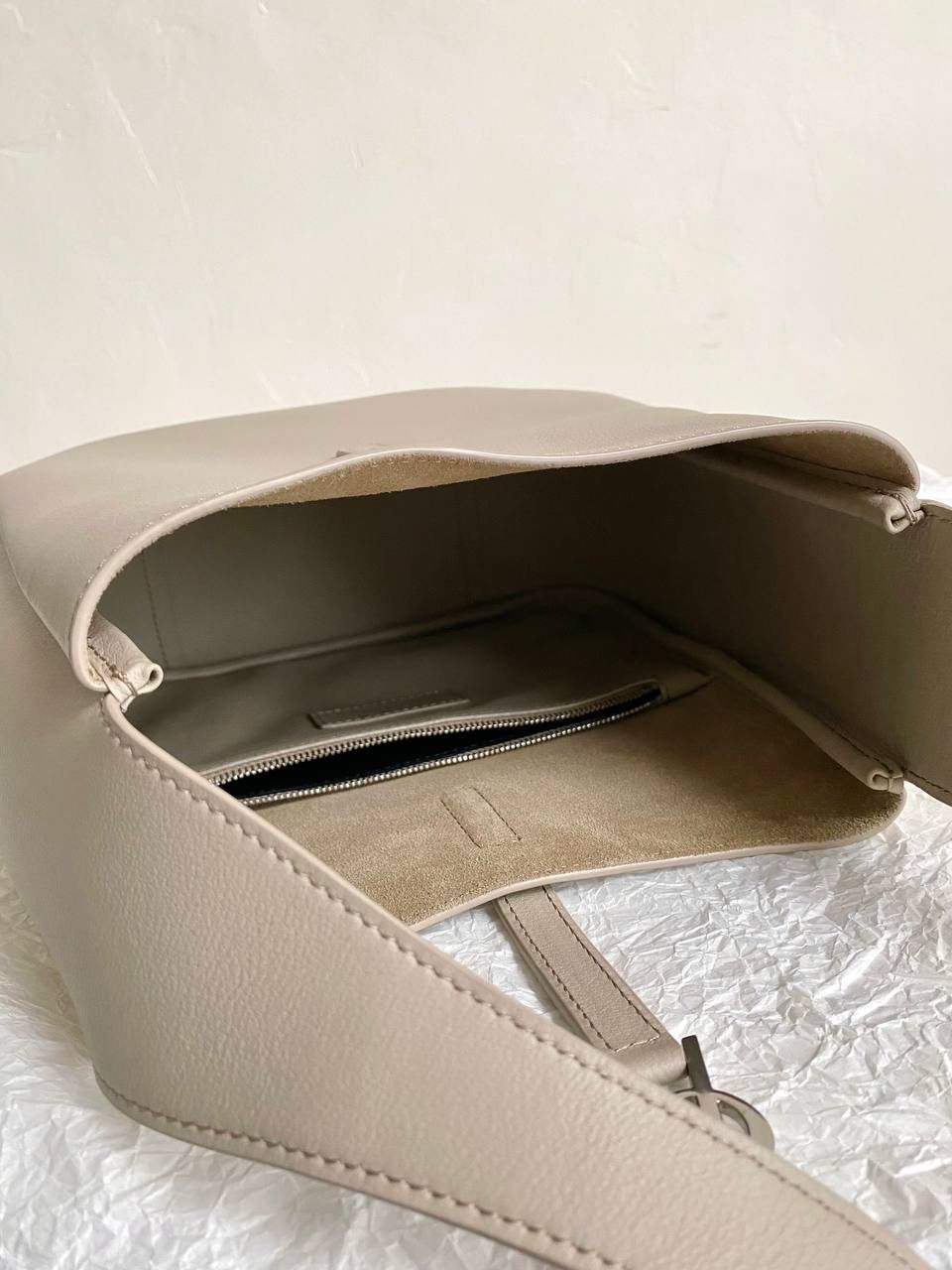 【已更新最新细节⚠️】 ys1 hobo bag腋下包海盐色(银扣)🦙 大爆款🔥我和你们说，这只包看着普普通通 但是上身是真的很好看！ 第一次看到他们家有这种慵懒的腋下包 整个包都是柔软的原厂胎牛皮 又轻容量又大，真的很～～好背 这只包的灵魂在于圆滚滚中又有型 市场很多做得太挺括硬朗，那种货打咩啊❌ ZP开发⚠️全套包装哦～ 23×22×8.5cm713938m