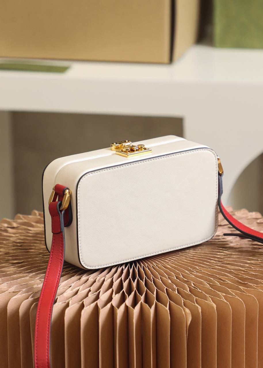 ▪️ 𝙂𝙂盒子包 高级感撞色设计#658230#▪️ ✔️尺寸：17*10*5.5cm 小古新品𝙂𝙂撞色设计盒子包， 这一届的新品太让人眼前一亮了， 撞色的设计搭配盒子包造型， 自带可爱少女气息，竟然附带一丝复古元素！ 盒子包造型搭配经典的𝙋𝙖𝙙𝙡𝙤𝙘𝙠系列锁扣， 可爱的元素搭配经典的搭配融合得恰好！🌈 爱了，双𝙂增添了当代时尚格调！