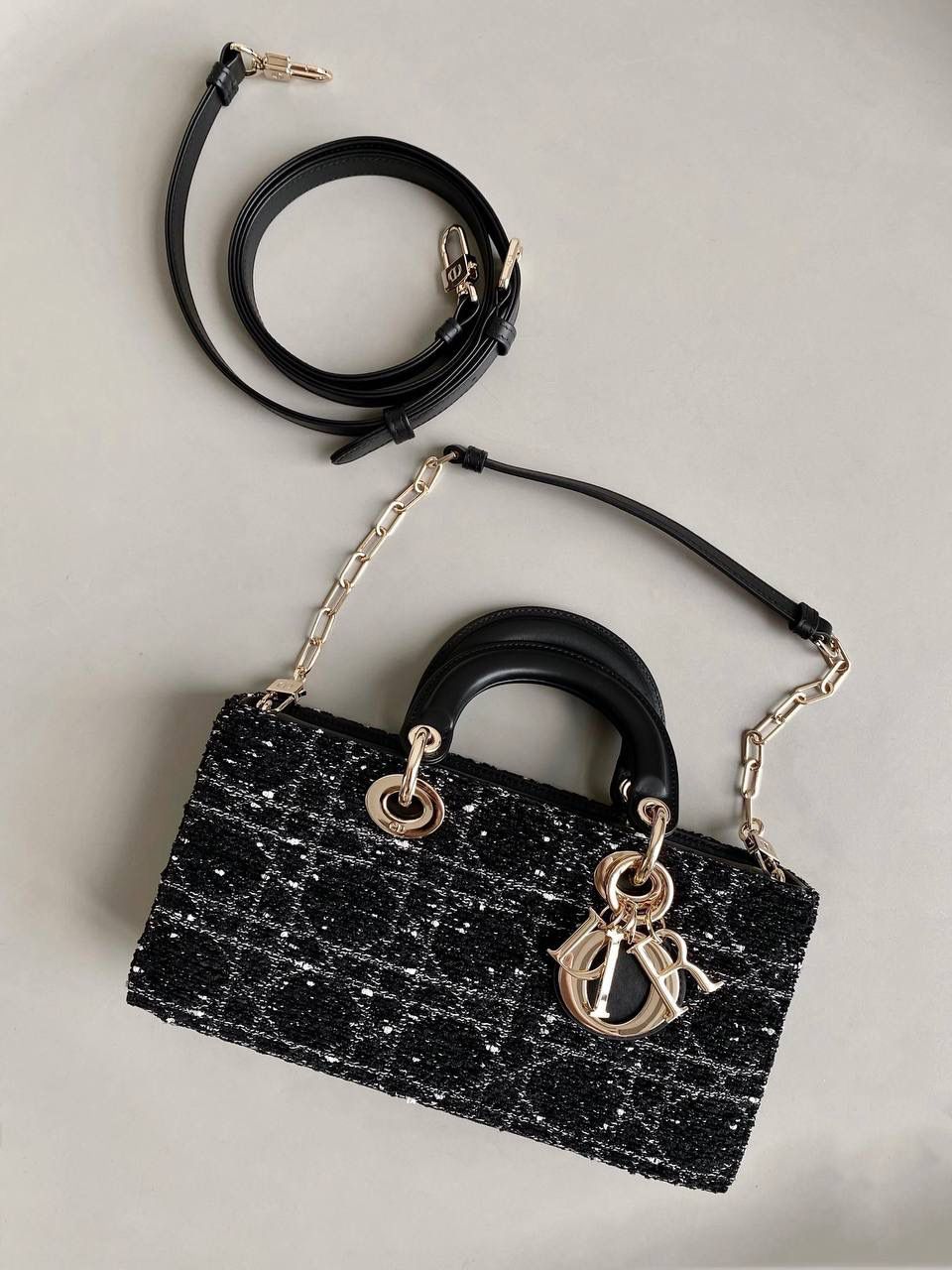 粗花呢中号🖤 𝗗𝗶𝗼𝗿 𝗗-𝗝𝗼𝘆 𝗯𝗮𝗴横款，新材质 去年12月入的原版开发面料 历经万苦反复调试好多遍，终于等到 工序繁琐多股线绣黑白粗花呢藤格纹理 真是一分钱一分货了，高成本低利润 带着十分的诚意开发的这系列 那种低调高贵气质就很抓人，喜欢死了 我个人觉得比小香的花呢更年轻化 时尚果然就是轮回，回归了一把中古戴妃 长方包形，短链条➕细长肩带直接封神！！ 复古时髦感超强，真是什么场合都可以把住 绝对是lady中的天花板了，强势出圈啦姐妹们🤩 26×13.5×5cm