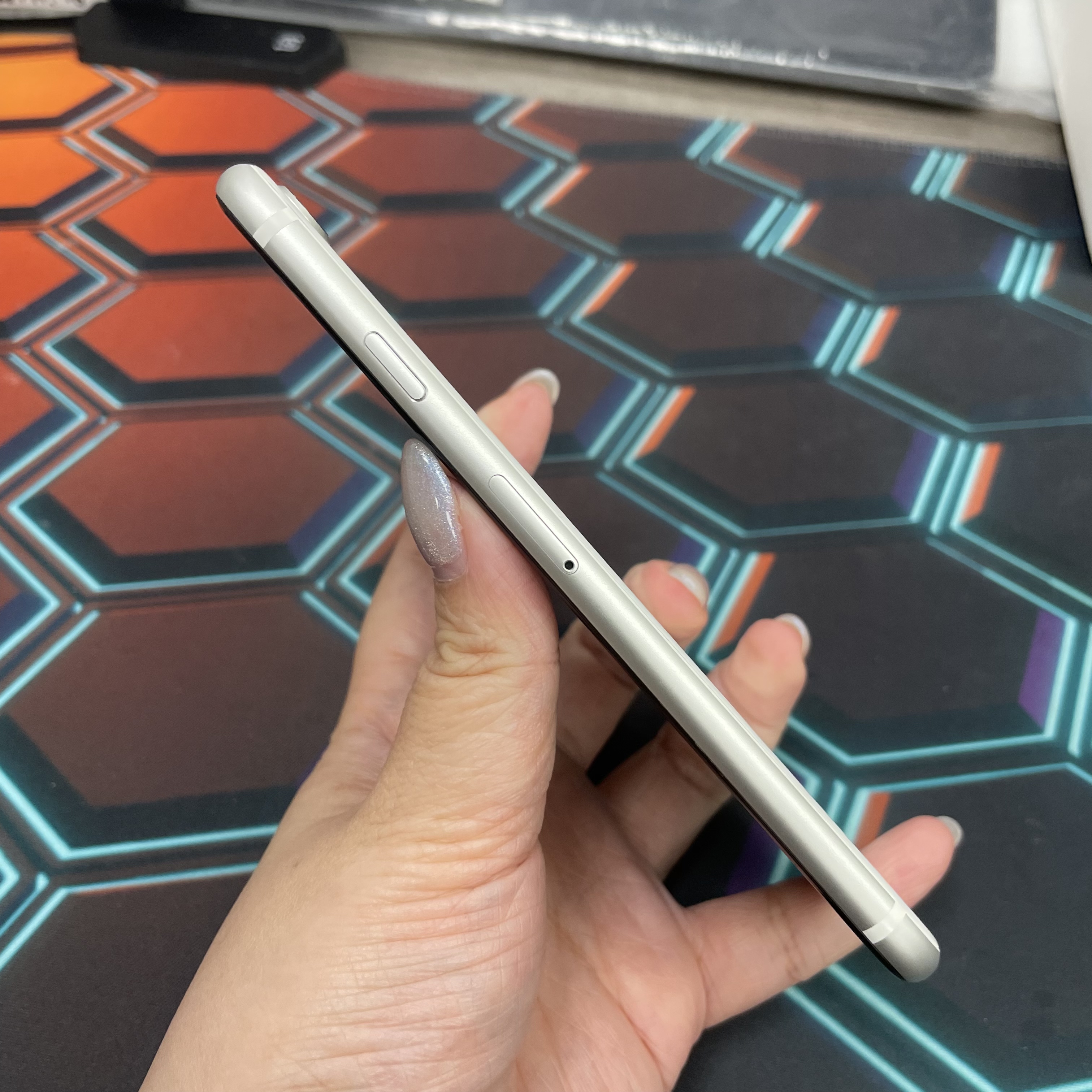 *7018 SE 2 完美機 128GB 電77 白色 white