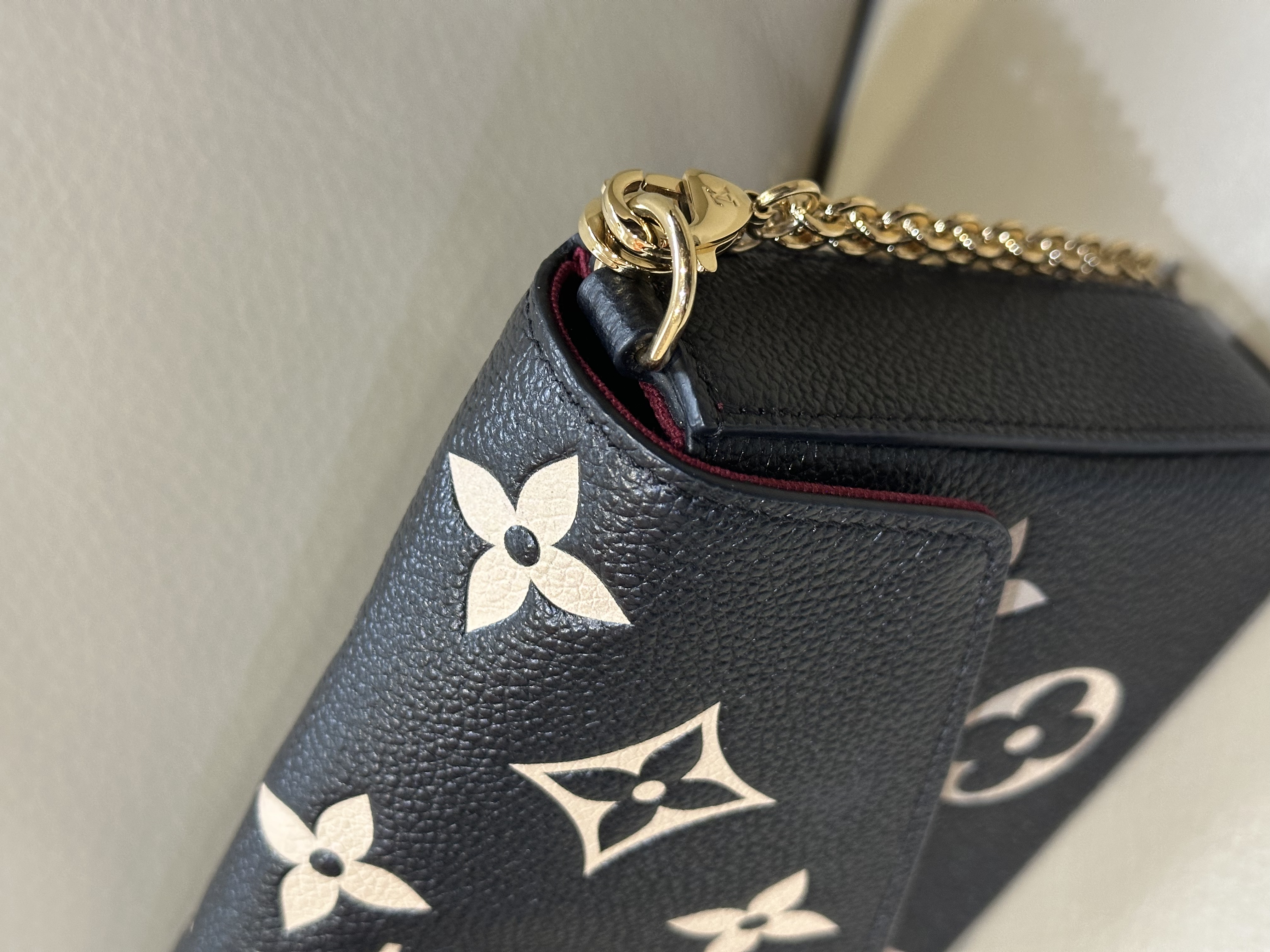 Pre-owned LV Félicie Pochette in bicolor Monogram Empreinte leather / Product Code: 26040508
