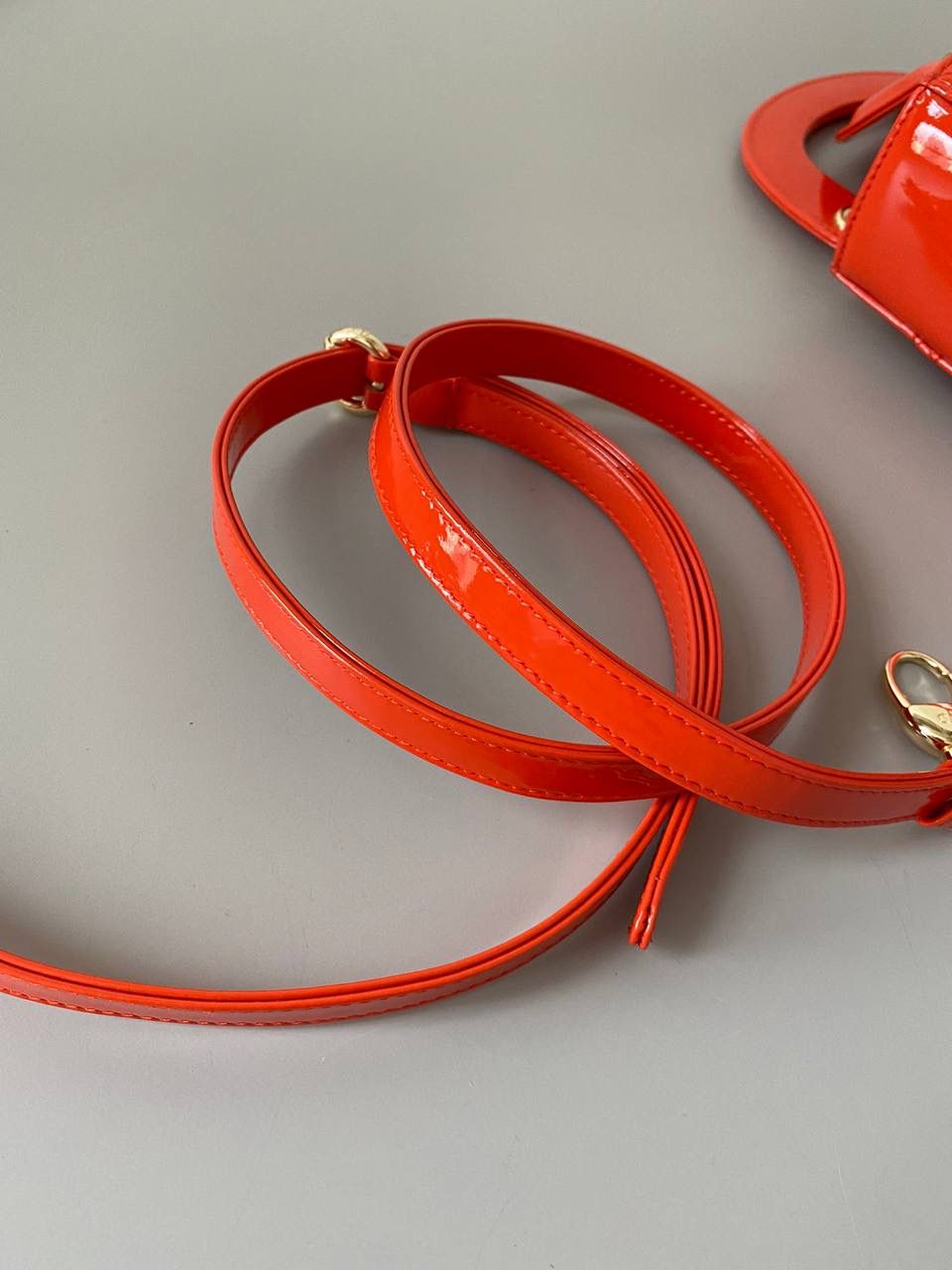 🈶亮橙色🧡𝗗𝗶𝗼𝗿 𝗟𝗮𝗱𝘆三格，漆皮 谁能抗拒这季高饱和度色彩的颜色 明亮又显白，看着心情就很好 夏天用简直不要太合适，乖到炸了 17×15×7cm