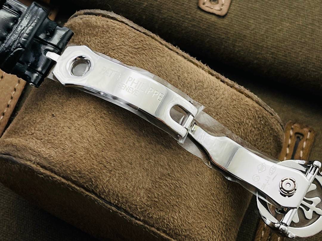 市场最高版本 百达.翡丽复杂功能计时5205G腕表！ 1⃣️历经两年不断对机芯进行改造与调试，一贯追求以原装工艺为目标！ 2⃣️直径38.5MM！ 3⃣️功能同原装一致，月相/星期/月份/日历！ 4⃣️字面为高难度双色渗透，非普通厂工艺！ 5⃣️蓝宝石玻璃镜面，表面镀多一层通透！ 6⃣️（技术突破)采用海鸥机芯改进为一体Cal.324S机芯！ 大小夹板均能做到完美倒角效果，并做镀铑加工。 7⃣️夹板采用瑞士进口宝石轴承点缀，色泽纯良，鲜艳自然