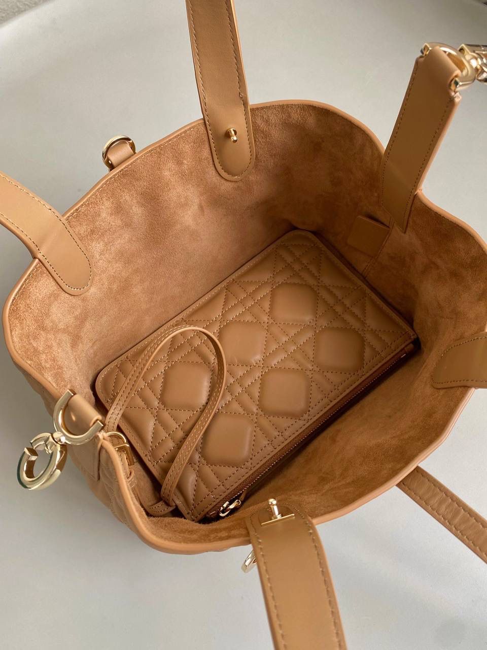 🈶焦糖色小号 𝗗𝗜𝗢𝗥 𝗧𝗼𝘂𝗷𝗼𝘂𝗿𝘀手袋，大爆款 即出即断，供不应求的一只啊 时尚敏锐度高的早已经抢先背了 比想象中更酷，又飒且慵懒的感觉🤩🉑 熟悉的超大藤格纹和近年来惯用CD搭扣 解开卡扣从方包变成托特大包，真绝了 23×15×15cm，#m1292m