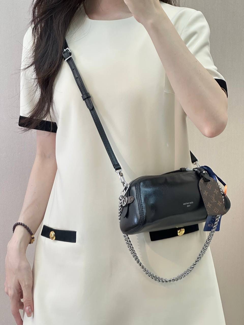 LV Keepall 黑老花系列 🖤✨ 潮男最爱款，男女都能背 😎 低调黑老花拼灰色，帅气又百搭， 小巧但很能装，随便一背就很有型，凹造型神器 💯 经典 Eclipse Reverse 帆布，老花两侧倒置设计，低调中带一点小巧思～牛皮包边＋宽肩带，背重也不累 👍配皮革手柄＋可拆可调节肩带，手提、肩背、斜挎都行 📏 尺寸 小号：25 × 15 × 11 cm 中号：35 × 17 × 21 cm