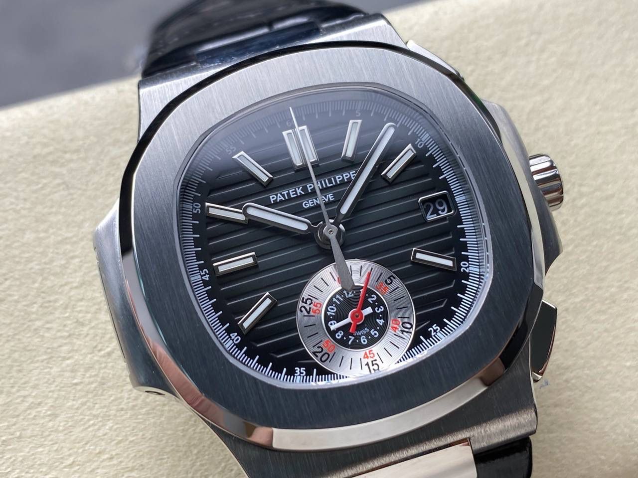 V2版真功能🌐真小秒！3K工厂 百达翡丽鹦鹉螺5980/1A-014多功能计时腕表V2版本，真小秒、真功能！【表壳】腕表尺寸40.5毫米，同正品一致的枕型表壳采用正面拉丝，侧面抛光的两种工艺组合，层次感分明，质感十足。尽显精湛工艺。【表带】采用原装表带一比一量身打造，每节表带的中央抛光部位，都能呈现钻石的形状，尽显高级质感。【机芯】3K厂采用定制版PP.CH28-520机芯，完美还原正品，时分秒，日期，和计时大秒功能。3K匠心之作，欢迎各位表友品鉴🌐