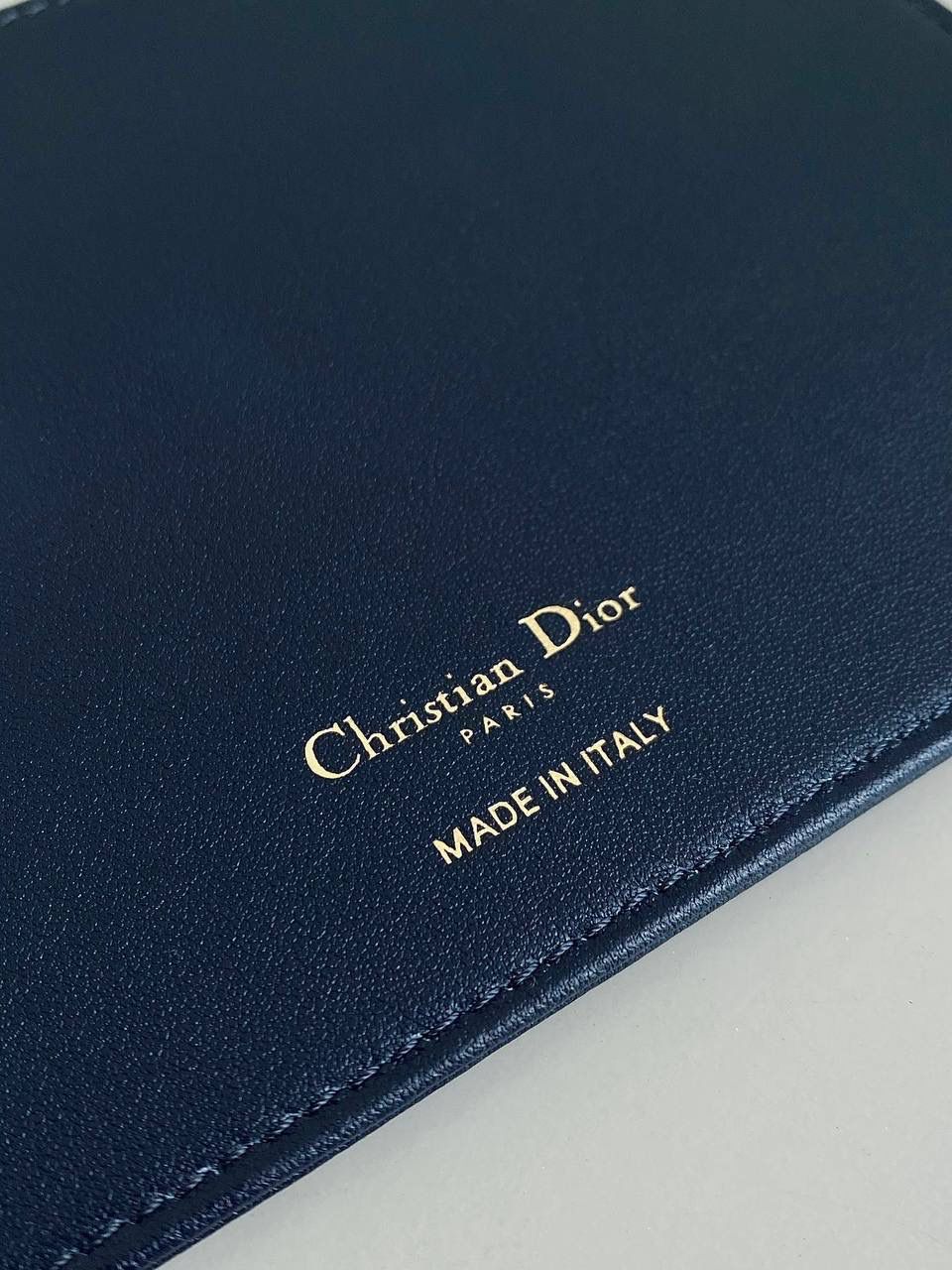 🈶老花蓝，三合一 𝗗𝗜𝗢𝗥 𝗛𝗼𝗯𝗼 𝗔𝘃𝗲𝗻𝘂𝗲腋下包 不得不说老花➕三合一➕腋下 简直绝美组合，这只肯定物超所值 两个卡夹可拆卸，日常单用都很惊喜 一个全皮配有小拉链，内袋有卡位 一个老花配有按扣，安全性都考虑到了 无论日常约会或上班通勤，我给满分！ 主打的颜值与实用并存！女生们冲冲冲 谁不爱这么轻巧精致的腋下包啊~~ 21×13×5cm，#6525m