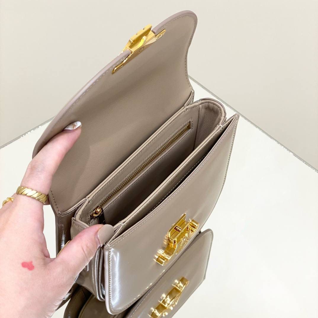 🔥大货实拍图 𝗖𝗘𝗟𝗜𝗡𝗘 ♥ 𝗧𝗘𝗘𝗡 𝗕𝗘𝗦𝗔𝗖𝗘肩带马鞍 型号：110413 尺寸：18.5*16*6cm 𝗖𝗘𝗟𝗜𝗡𝗘 𝟮𝟮秋季最新款Teen Besace凯旋门系列手袋，更俏皮活泼的包身设计与凯旋门金属标志完美结合，打造独一无二的时尚品味。