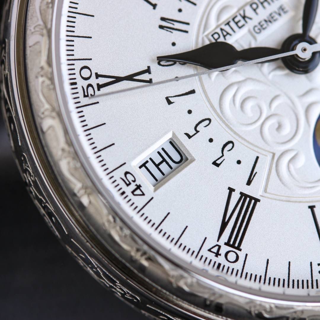 百达翡丽5159万年历腕表✨ 儒雅登场 38mm黄金尺寸+百搭表耳，大小手腕都适配，商务正装露半节超显贵气💼，上手舒适有分量，成功人士标配，戴出排面与底气🤩 ✅表壳精磨细造，温润如玉质感拉满 ✅冲压后盖衔接清脆，防水性能升级 ✅刻度指针贵金属电镀，质感更出众 ✅锅盖型微凸蓝宝表镜，通透辨时准 ✅贵金属钢印立体清晰，细节超规范 🔥定制Cal.324一体机芯｜更薄更稳，仿真度拉满 🎩意大利小牛皮表带+顶级灯笼表扣，通用原装，正装儒雅范儿拉满，人生赢家必备款！