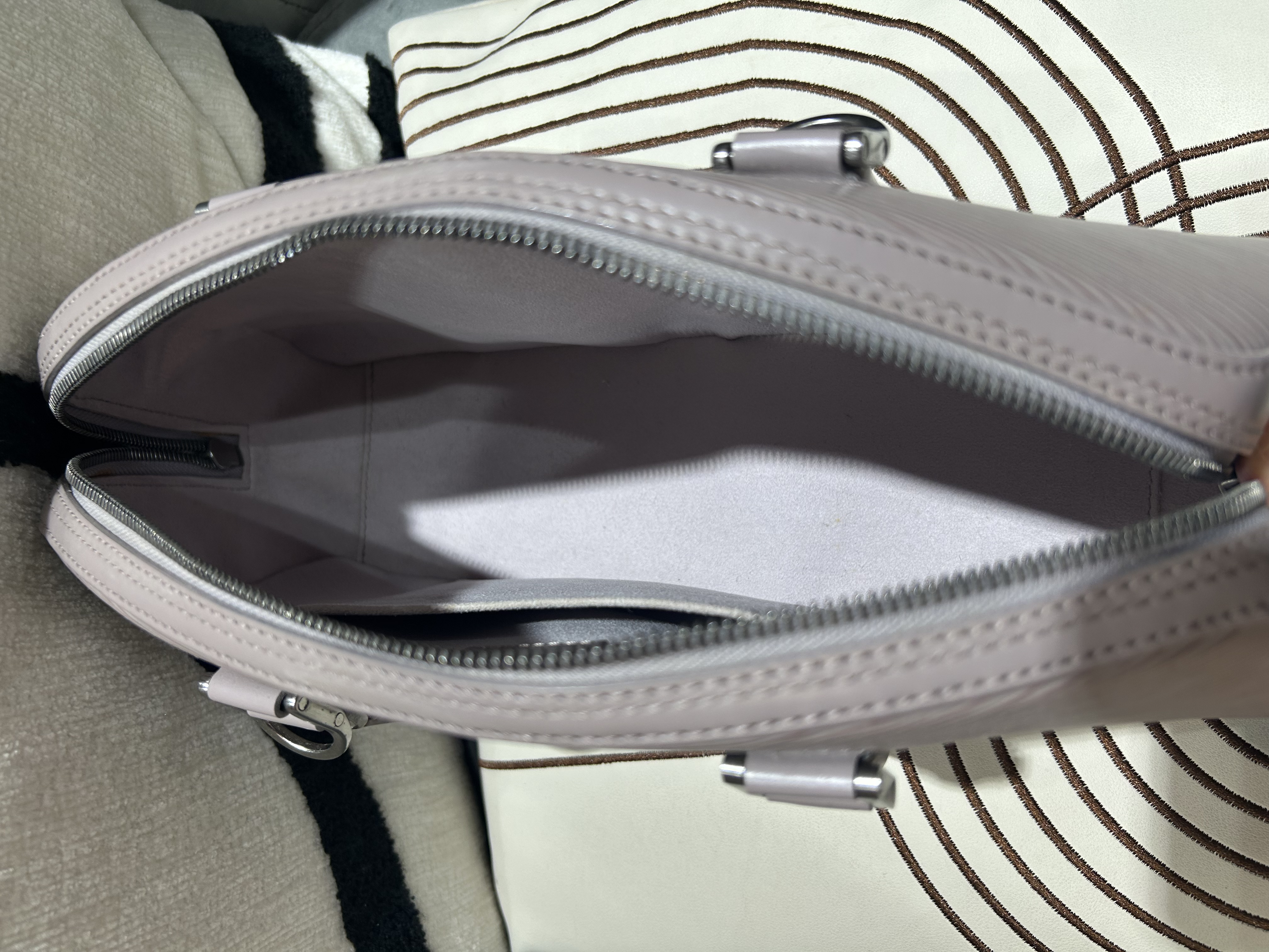 Lv Jasmine handbag epi leather 粉紫 100%Authentic, 95%New