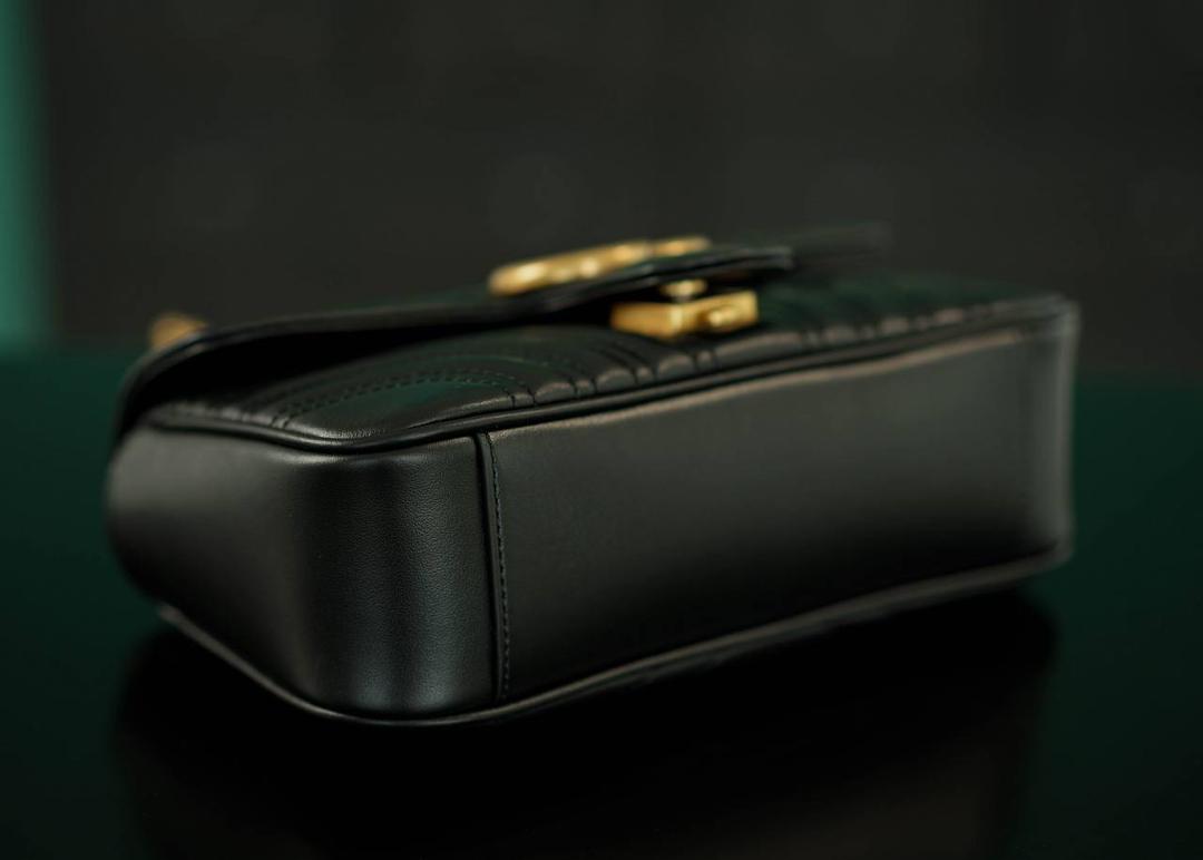 👜Marmont系列肩背包经典款 黑色 22cm💕 （原厂皮 全铜五金） 正品售价¥18.000 独家原厂皮发售 限量级别 GG家的经典款 黑金配色 经典洋气 耐看百搭 双Glogo 复古五金 波浪纹绗缝牛皮 质感高级 绝对是出街必备 简约且精致 一年四季都能背！ 实用率超级高~ 官方款号 446744 尺寸小号：22x13x6cm 尺寸大号：26x15x7cm