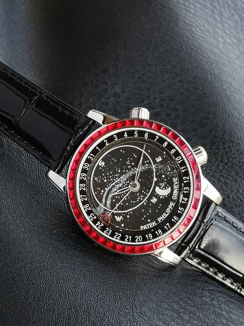 百达翡丽PP-6104G 日内瓦苍穹系列 市场顶级复刻神作震撼来袭！ 搭载原装进口miyota全自动机械机芯改制Cla.240机芯，搭配原装珍珠18K金自动锤，走时精准稳定，性能媲美正品；表圈镶嵌45颗璀璨宝石，表扣点缀28颗珍稀晶石，光影流转间尽显奢华质感；微拱形防眩目处理表镜，折射效果立体通透，让表盘细节清晰可见，质感再升一级💯💯