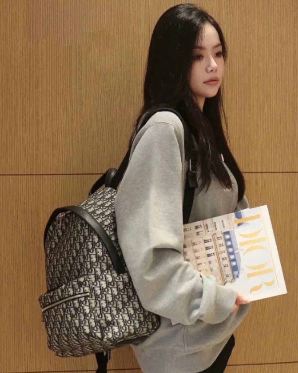 🈶老花蓝，大号（最新版本） 𝗗𝗜𝗢𝗥 𝗢𝗯𝗹𝗶𝗾𝘂𝗲 老花双肩包 热度依旧不减的经典款，几乎人手一只 自重非常轻盈，是你旅途中的最佳伴侣 小号：29×12×32cm #6613m 大号：30×15×42cm #6611m