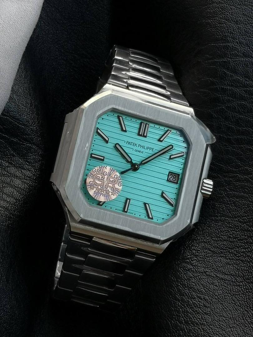 百达翡丽 方形 新系列CUBITUS 5821腕表 亮点特色：1️⃣机芯:搭载定制9015改Cal.26-330 SC一体机，调时不停秒，调时不停秒，摆轮位置均与正品一致，自动上链机芯。2️⃣钢带:316L定制级人体工程学表带，新扣款式。3️⃣表壳:尺寸45毫米厚度仅8.3mm，为表壳对角线长度(即10点位至4点位),因为表壳近似于方形，上下边的宽度会小于这一数值，所以视觉效果并不是很大。 搭配上，5821属于运动风格腕表，日常搭配正装和休闲风格也可以。