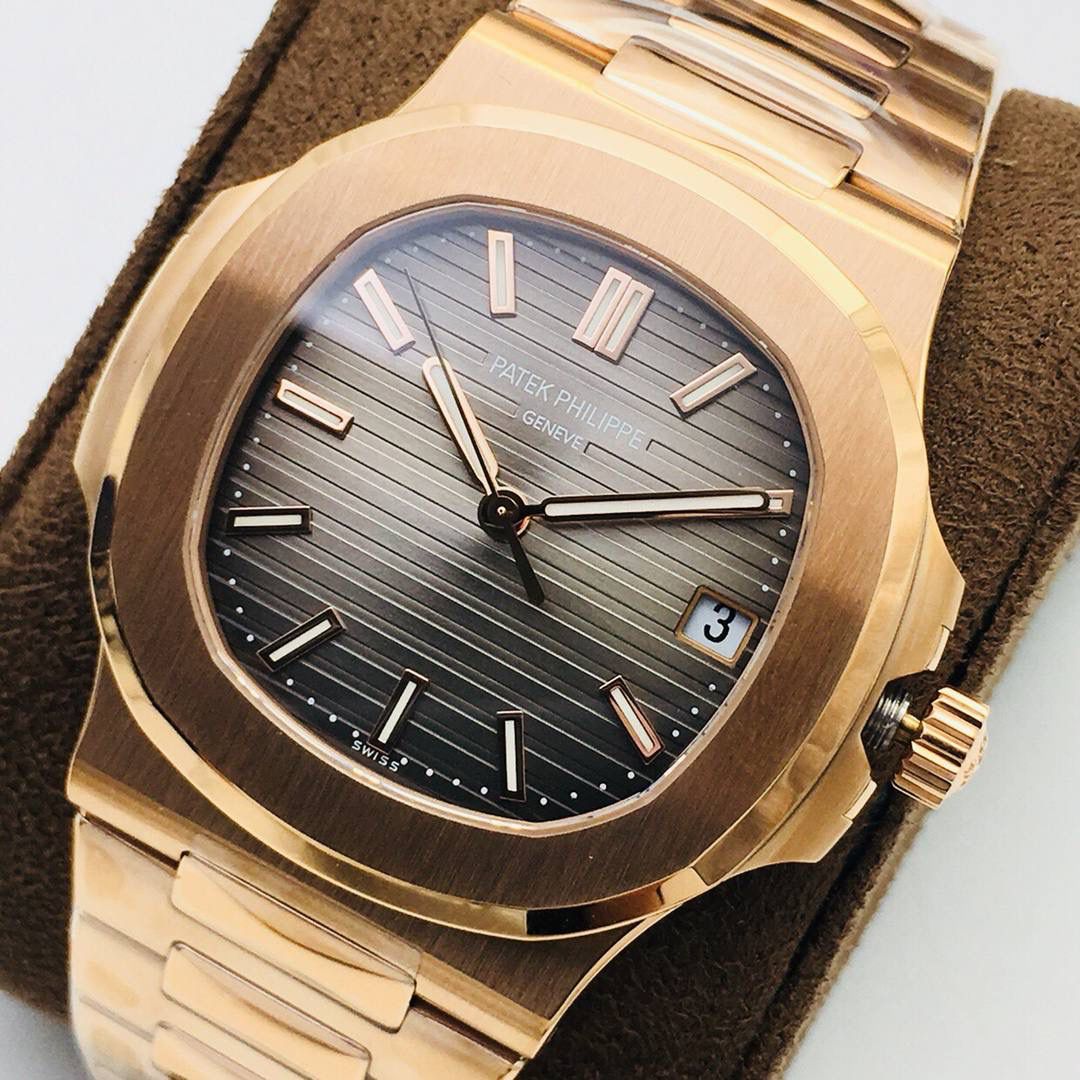 新力作 V4超级升级版 百达.翡丽鹦鹉螺重磅来袭！ 1：第一款真正意义上的超级鹦鹉螺，震撼来袭，全新修正的不锈钢表带，铰链部分根据真正的百达翡丽鹦鹉螺不锈钢表带拆解开发，和正品一致的贴合效果！ 2：逆袭之前所有副本，铰链开合角度和正品一致，锁毕声音和正品相同！ 3：重点指出此次V4版的面盘在采用与真品一致的覆荧光涂层金质立体时标，特别突出的“蓝魅”面无限接近原版！ 4：机芯方面是全新订制的修正版的一体芯Cal.324机芯，是目前唯一做到机芯的钢印与正品一样的雕刻工艺。