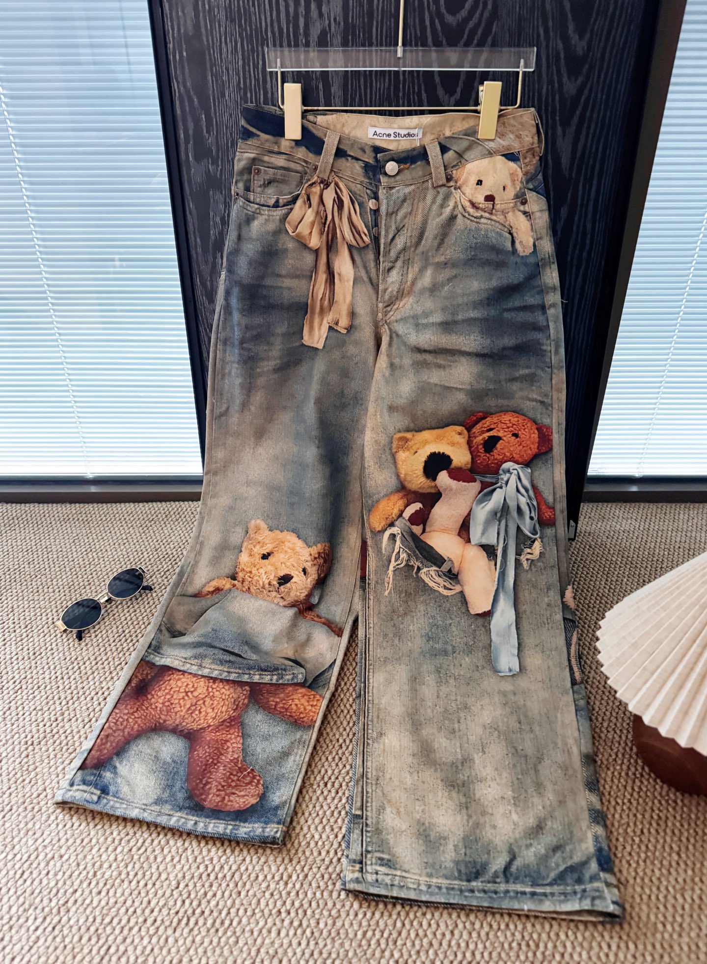 Acne Studios 3D打印小熊印花牛仔闊腿褲
