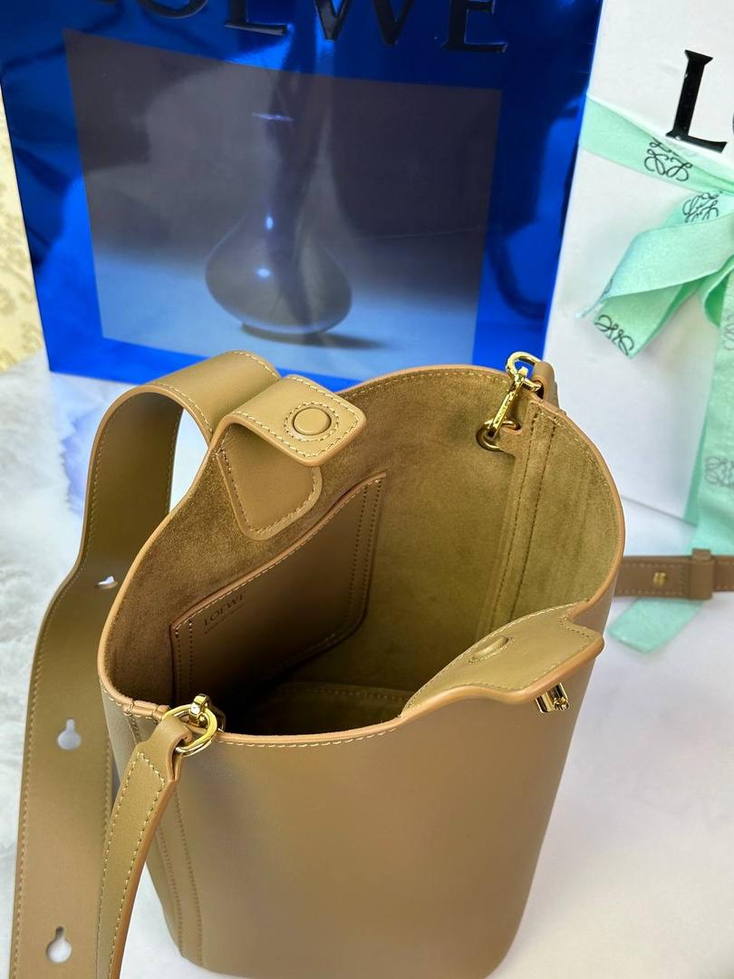 ♥️𝙈𝙞𝙣𝙞 𝙋𝙚𝙗𝙗𝙡𝙚 𝘽𝙪𝙘𝙠𝙚𝙩 ——【橡木棕】 尺寸：𝟏𝟔-𝟏𝟔-𝟗.𝟓𝐜𝐦 编码：062339 【配全套礼盒】 🎈标志性Anagram鹅卵石点缀，配以纯粹简约线条以及瞩目设计风格，诠释全新𝙋𝙚𝙗𝙗𝙡𝙚手袋👜 🎈自带一根🉑拆卸🉑调节的肩带，一包多背，多样化风格，秀场大放异彩😀内里容量超大，日常实用性强👌 🎈配全套专柜礼盒🎁，给你满满的仪式感👀