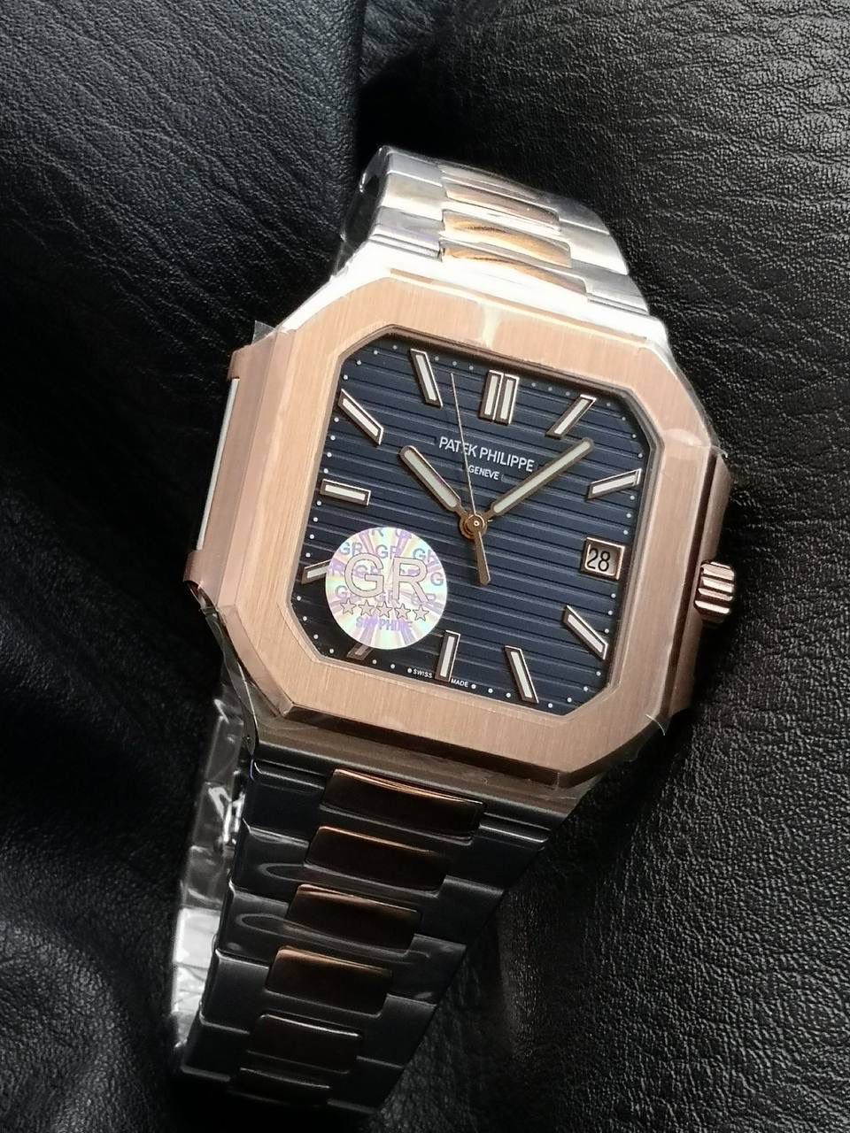 百达翡丽 方形 新系列CUBITUS 5821腕表 亮点特色：1️⃣机芯:搭载定制9015改Cal.26-330 SC一体机，调时不停秒，调时不停秒，摆轮位置均与正品一致，自动上链机芯。2️⃣钢带:316L定制级人体工程学表带，新扣款式。3️⃣表壳:尺寸45毫米厚度仅8.3mm，为表壳对角线长度(即10点位至4点位),因为表壳近似于方形，上下边的宽度会小于这一数值，所以视觉效果并不是很大。 搭配上，5821属于运动风格腕表，日常搭配正装和休闲风格也可以。