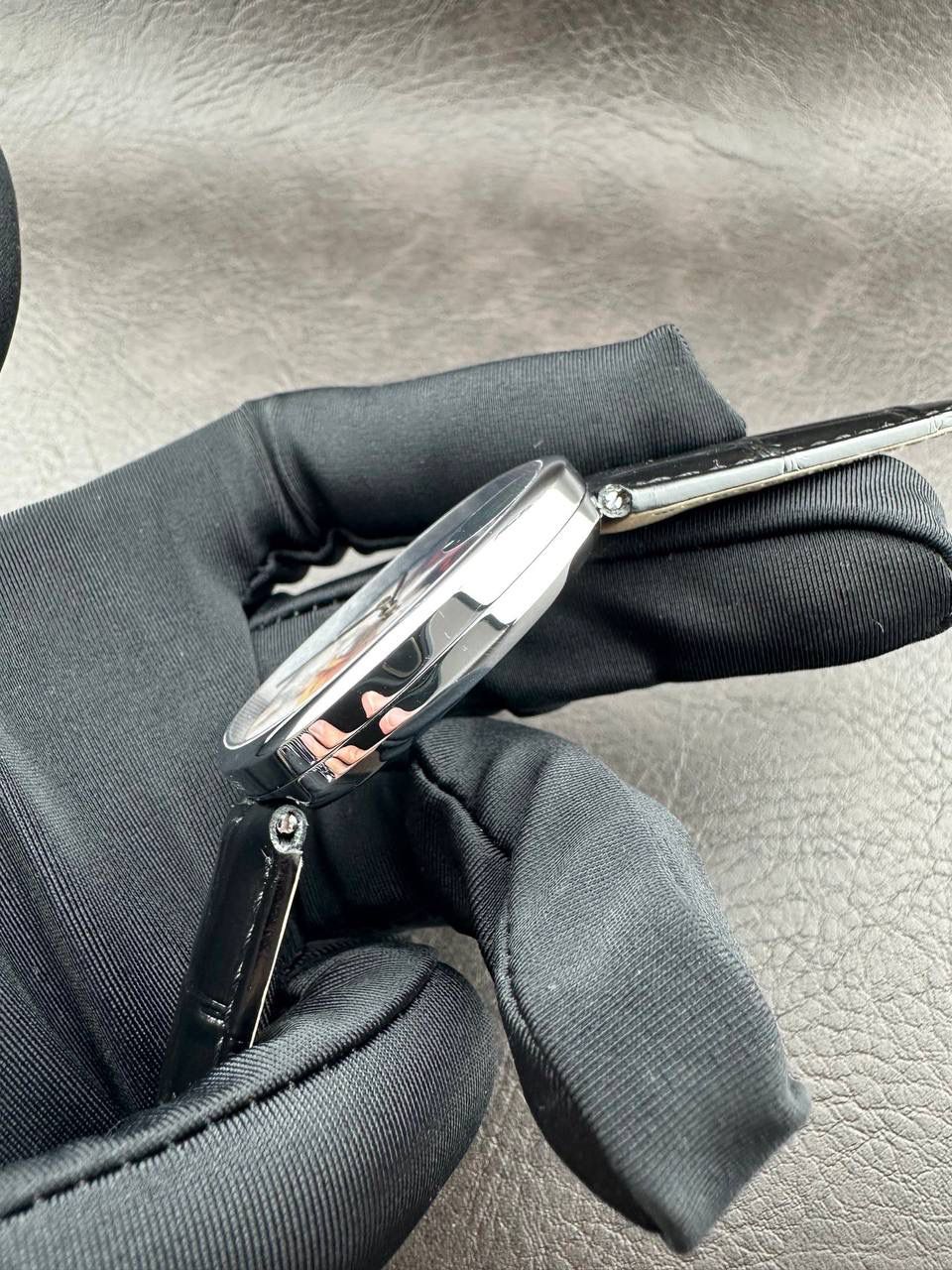 PP➕ Factory2025新品首发｜百达5738系列 68克配重版 复刻经典，更胜经典——GOLDEN ELLIPSE 黄金椭圆腕表重磅登场！ ✅ 黄金分割美学重塑：遵循1:1.6181经典比例，34.5MM×39.5MM椭圆表径搭配7.7MM纤薄厚度，复刻古典韵味与佩戴舒适度。 ✅ 316L精钢表壳：介于圆形与矩形之间的别致椭圆轮廓，还原原版线条张力，质感细腻出众。 ✅ 3D立体云贝母表盘：专属浮雕打印工艺，折射神秘深邃光泽，告别市面暗淡平庸款，上手自带高光。 ✅ 定制进口小牛皮表带：21X16尺寸对版原配，搭配同型椭圆表扣，与表壳设计遥相呼应，贴合手腕更显格调。 ✅ 9015精准机芯：走时稳定精准，兼顾实用性与耐用性，日常佩戴无压力。 PP➕不做“远观款”，只为呈现最接近原版的真实佩戴体验——从细节质感 to 上手触感，每一处都经得起近距离审视，让经典韵味在腕间完美延续！