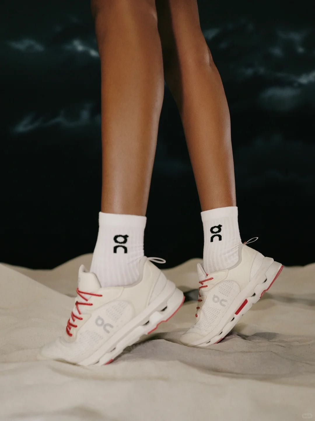 $388對。On 昂跑 Cloudzone Moon 2026 新品 情侶運動跑鞋