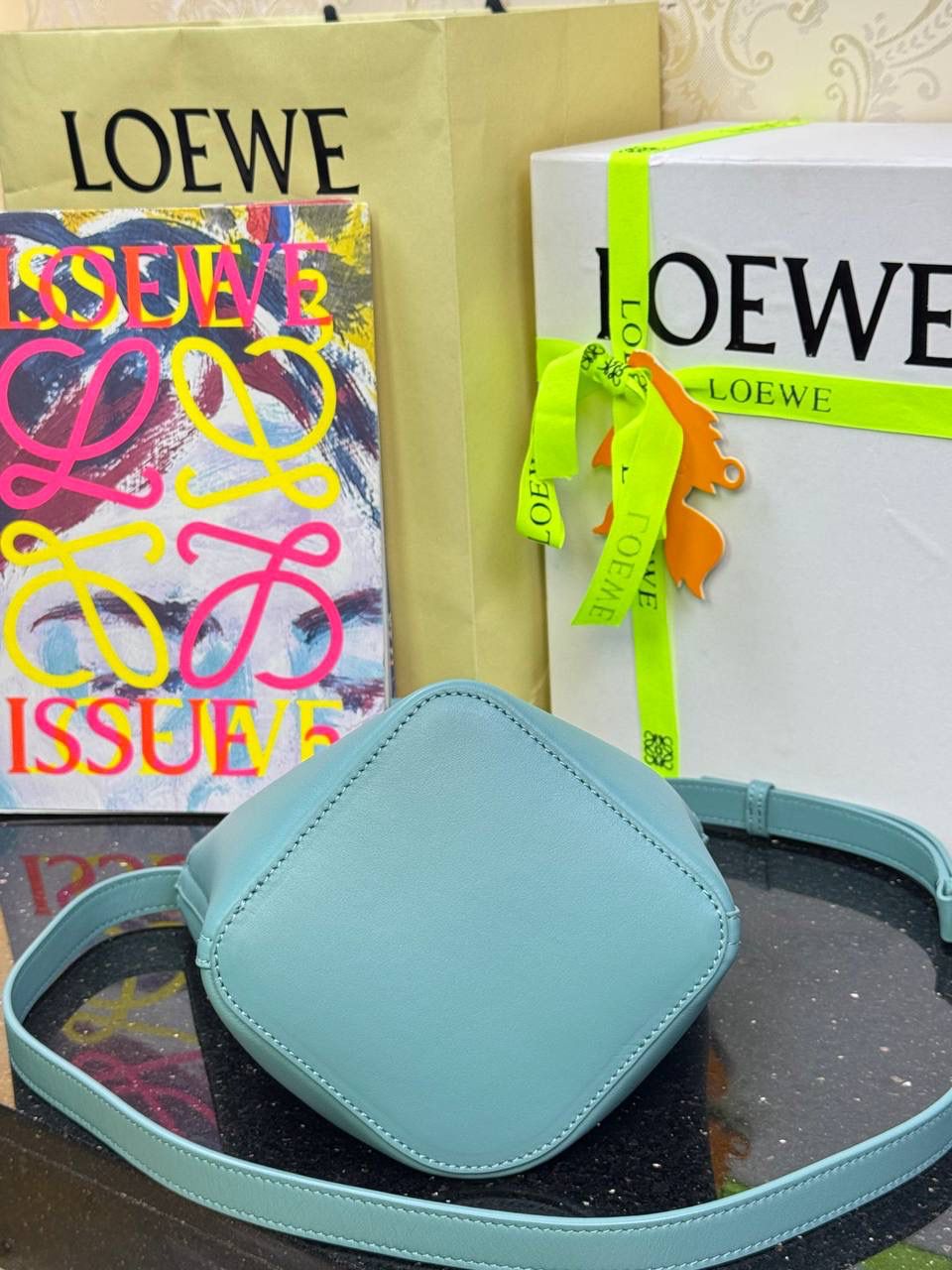 ♥️𝙈𝙞𝙣𝙞 𝙋𝙚𝙗𝙗𝙡𝙚 𝘽𝙪𝙘𝙠𝙚𝙩 ——【水蓝色】 尺寸：𝟏𝟔-𝟏𝟔-𝟗.𝟓𝐜𝐦 编码：062339 🎈标志性Anagram鹅卵石点缀，配以纯粹简约线条以及瞩目设计风格，诠释全新𝙋𝙚𝙗𝙗𝙡𝙚手袋👜 🎈自带一根🉑拆卸🉑调节的肩带，一包多背，多样化风格，秀场大放异彩😀内里容量超大，日常实用性强👌 🎈配全套专柜礼盒🎁，给你满满的仪式感👀