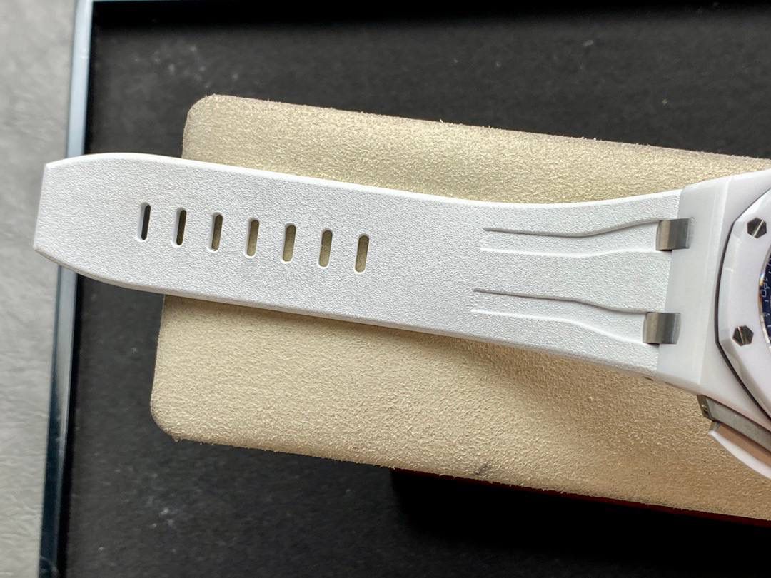 爱彼26400采用进口蓝宝石表镜，镀防眩目蓝膜，任意角度观赏都通透有质感✨。金属拉丝圈口与原装一致，六角螺丝与表框齐平，切割利落、光泽细腻。黑色格纹表盘层次分明，白色字体清晰，红色点缀的小表针格外醒目🔥；日历窗放大效果与正品同步，夜光填充均匀。六边形陶瓷表冠搭配计时按键，整体更显硬朗霸气💪。钛金属透底后盖做工精致，蓝宝石底镜清晰耐磨。搭载7750改3126机芯，走时稳定、动力可靠⚙️⌚