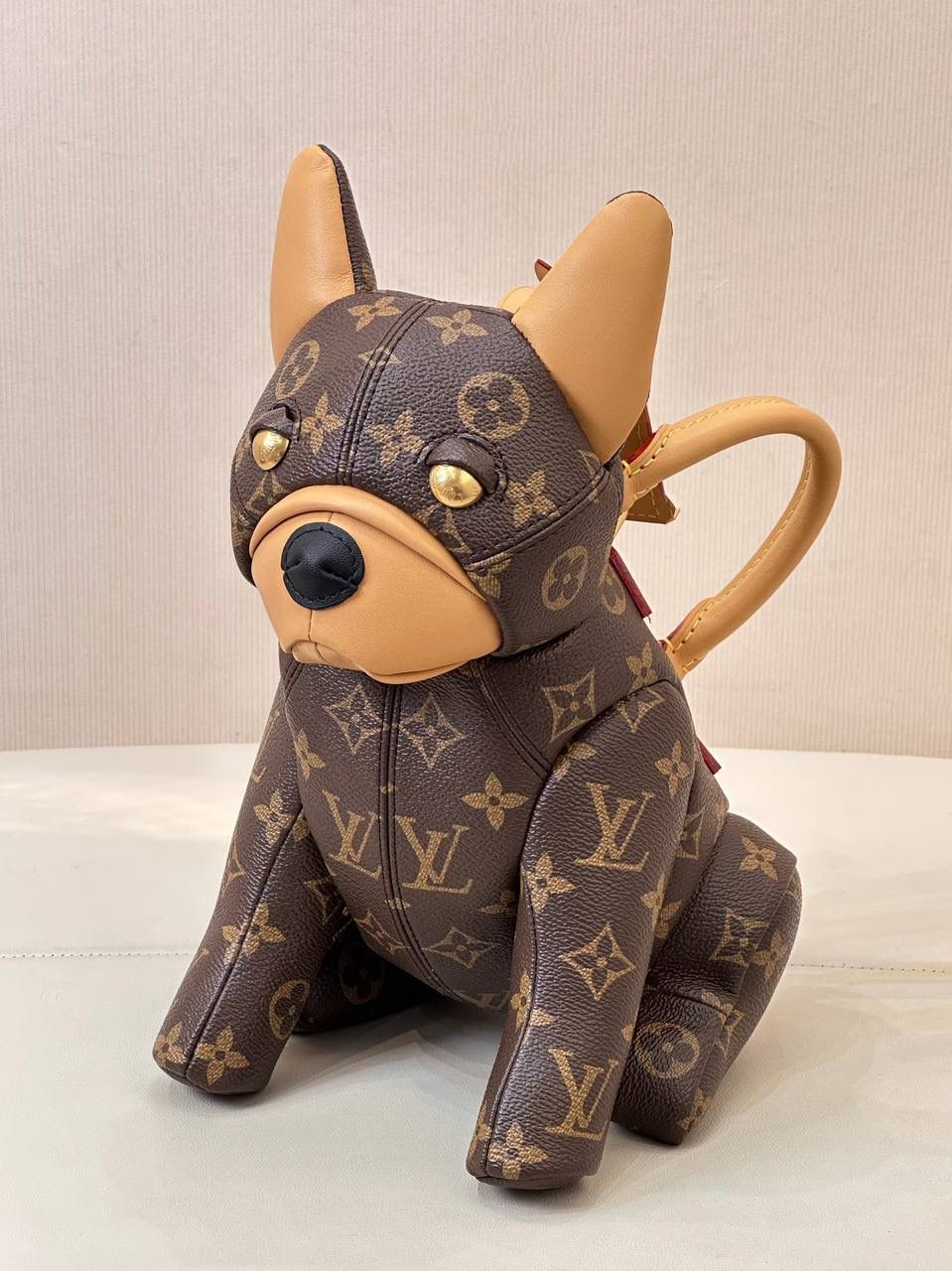 LV法斗包👜✨ 今天约个不一样的包背背吧！ LV25男士早春新款——PoochBag狗狗包 这一季的配色那叫一个洋气，最出圈的就是王鹤棣拿的这支PoochBag，惟妙惟肖的小狗包包，这个设计太🉑了，不管是爱包人士，还是喜欢收集公仔的，都会喜欢，往怀里一抱，时髦又洋气，俏皮又酷酷的，妥妥的凹造型神器😍 尺寸：28 x 19 x 18 厘米