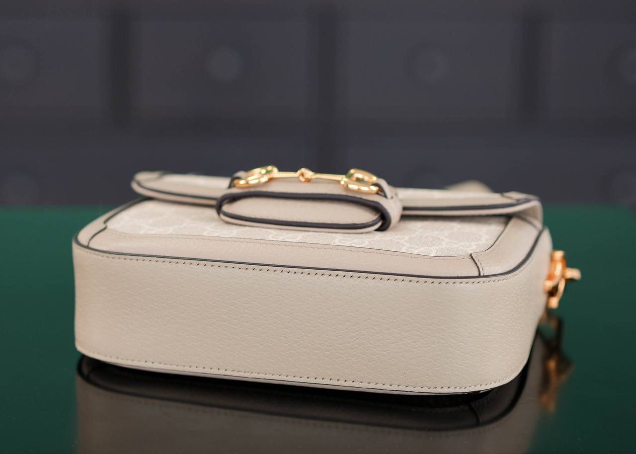 🥯Horsebit 1955系列迷你马鞍包 新款燕麦色20cm 正品售价,500 独家原厂皮发售 限量级别 GG家1955马鞍包已经火爆到人手一支的节奏，超级大爆款！ 这次出了迷你尺寸配可拆卸双肩带，简直超哇塞 马衔扣标志性设计，新款燕麦色很温柔，皮肩带布肩带任意更换~ 官方款号 658574 尺寸小号：20.5x14x5cm 大号：25x18x8cm