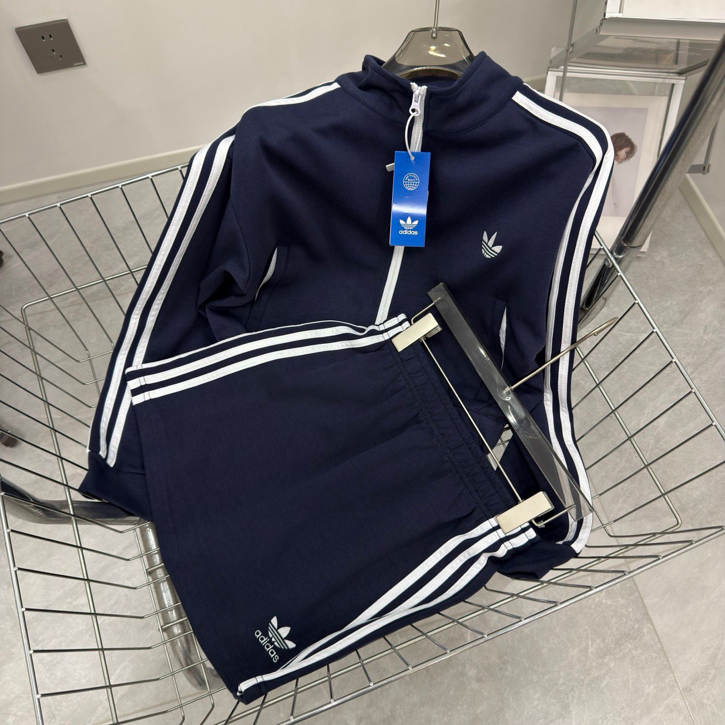 $199套。Adidas純棉刺繡拉鍊套裝拉鍊外套➕半裙 裙內有打底褲🫶🏻