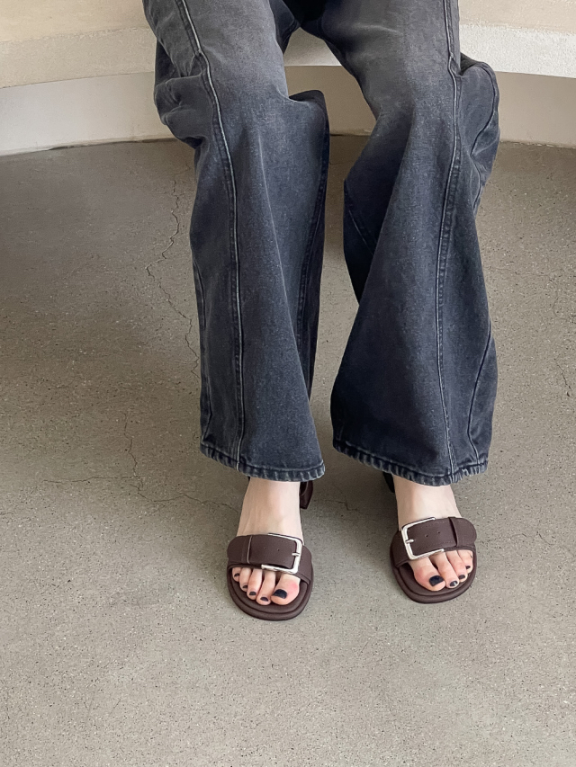 Vintage buckle heeled sandal