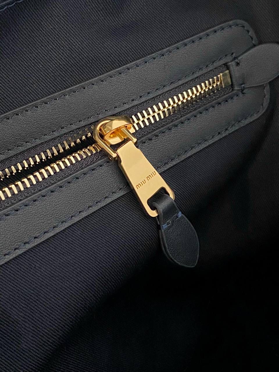 🈶海军蓝 𝗠𝗶𝘂𝗠𝗶𝘂 公文包，大爆款 火爆全网miu系灯芯绒来啦！ 软绵绵质感，秋冬季的断货王！！ 它的质地厚实结实却又柔软舒适 是时尚界中不可或缺的百搭单品了 超大容量更不用多说，挺阔感满分 整体非常慵懒惬意，真的做到好看 好背 好用 34×20×10cm #F0020m