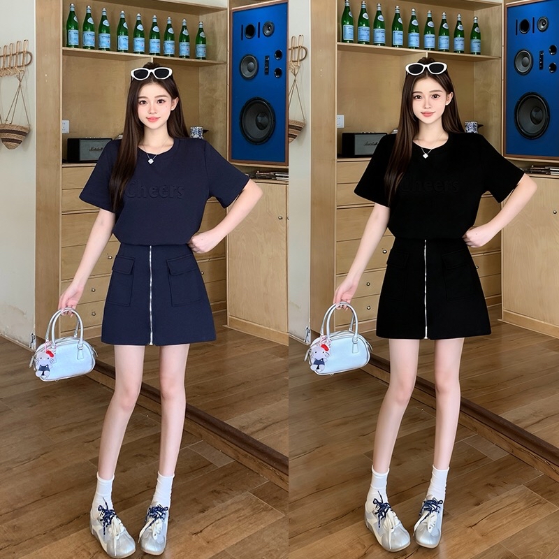 B64(308) 韩版压痕字体CHEERS假两件拼接下摆前部拉链双口袋黑蓝连身裙