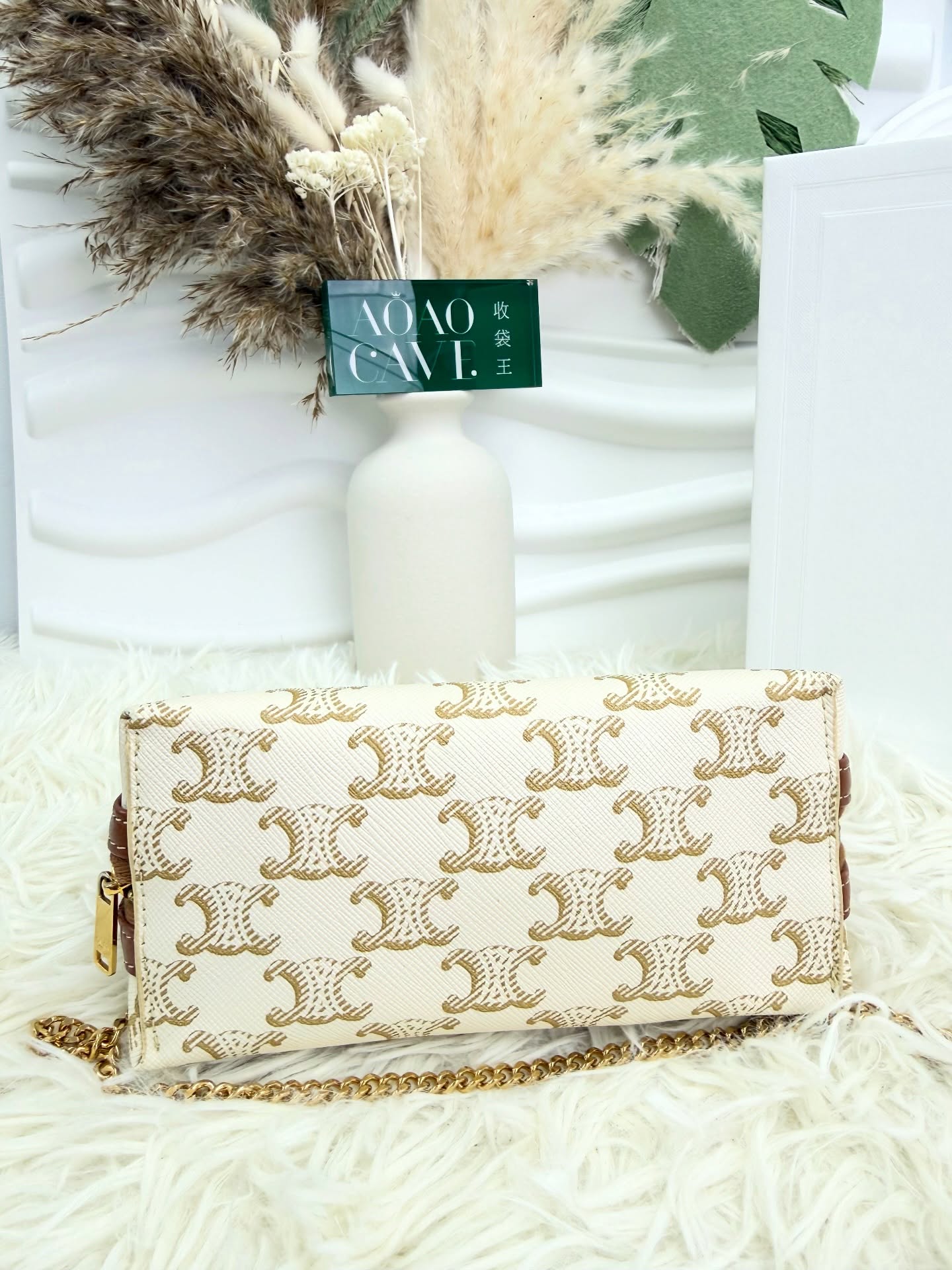 Celine 👜PRE OWNED 🐚Mini貝殼鏈條包🤎  Size: 16*8*12cm  配件 -塵袋、盒🫶🏻 優惠價 $4680  #收袋王  喜歡的話快點pm/whatsapp 我們💓 銷售熱線51111 321（whatsapp)  我們服務包括有：手袋飾物回收、手袋置換(一換一、一換多也可以） 、專業手袋鑑證、專業手袋護理 Is 購買方法 🏢親臨門市 荃灣南豐中心15樓1521室（荃灣地鐵站a出口1分鐘到）敬請預約 ❤️只賣正品正貨，任驗💓🫰🏻 ❤️‍🔥本店為香港註冊公司絕對真貨，信心保證👍🏻 🫰🏻本店設有鑑證服務，有駐場鑑證師  ✨歡迎追蹤我哋各個平台緊貼最新優惠x貨品🔥😍 👇🏻👇🏻👇🏻👇🏻👇🏻👇🏻👇🏻👇🏻  ⭐️Instagram: aoaocave  🌈Facebook: aoaocave收袋王  🔥Carousell: acluxuryhk  👆🏻👆🏻👆🏻👆🏻👆🏻👆🏻👆🏻👆🏻  ___________________________  Disclaimer🫰🏻All trademarks and copyrights are reserved to the original brand holders. @AOAOCAVE sells only authentic goods and is not affiliated with any of the brands mentioned.  @AOAOCAVE 跟任何品牌無關，而且沒有持有任何品牌資版權，亦沒有與任何品牌合作。所有商標及版權歸屬於品牌坊所有，帖子只作分享用途。  #aoaocave #手袋回收 #名牌買賣