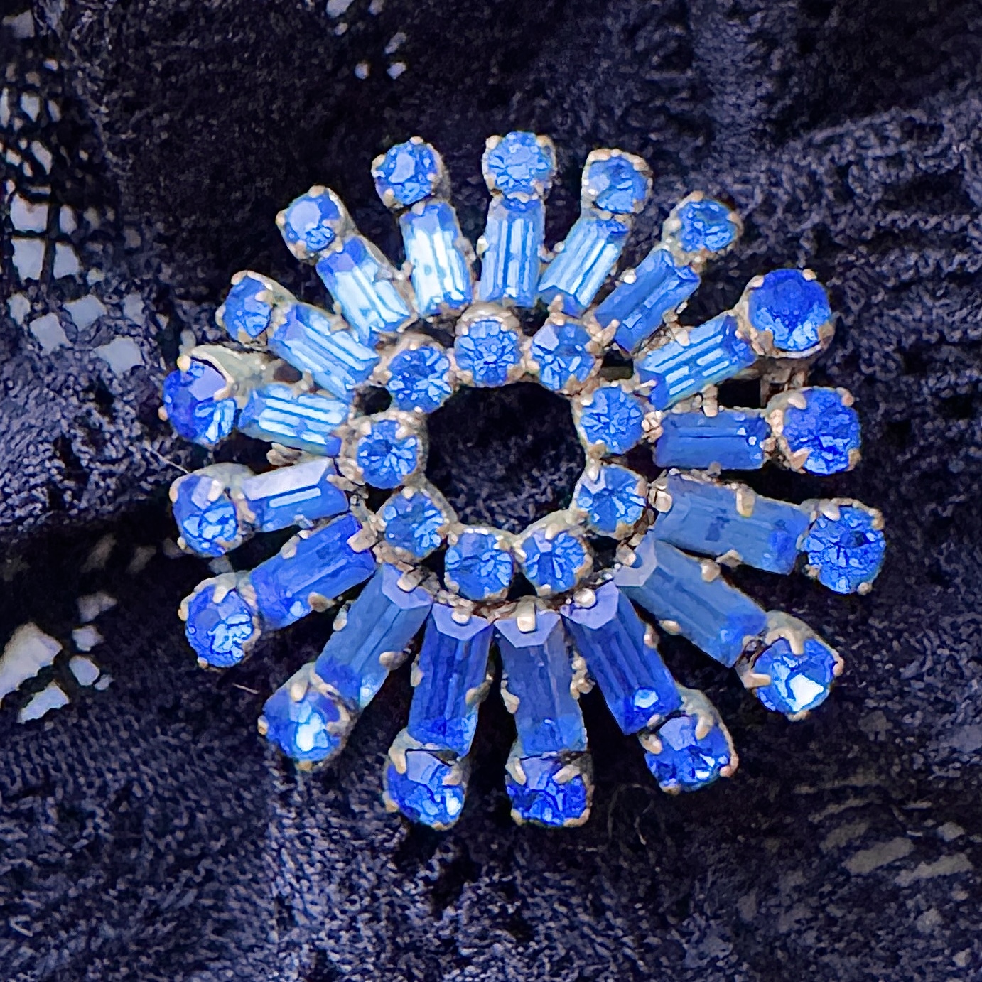 Preview- vintage c.a. 1950s Blue Rhinestone Brooch (B089)